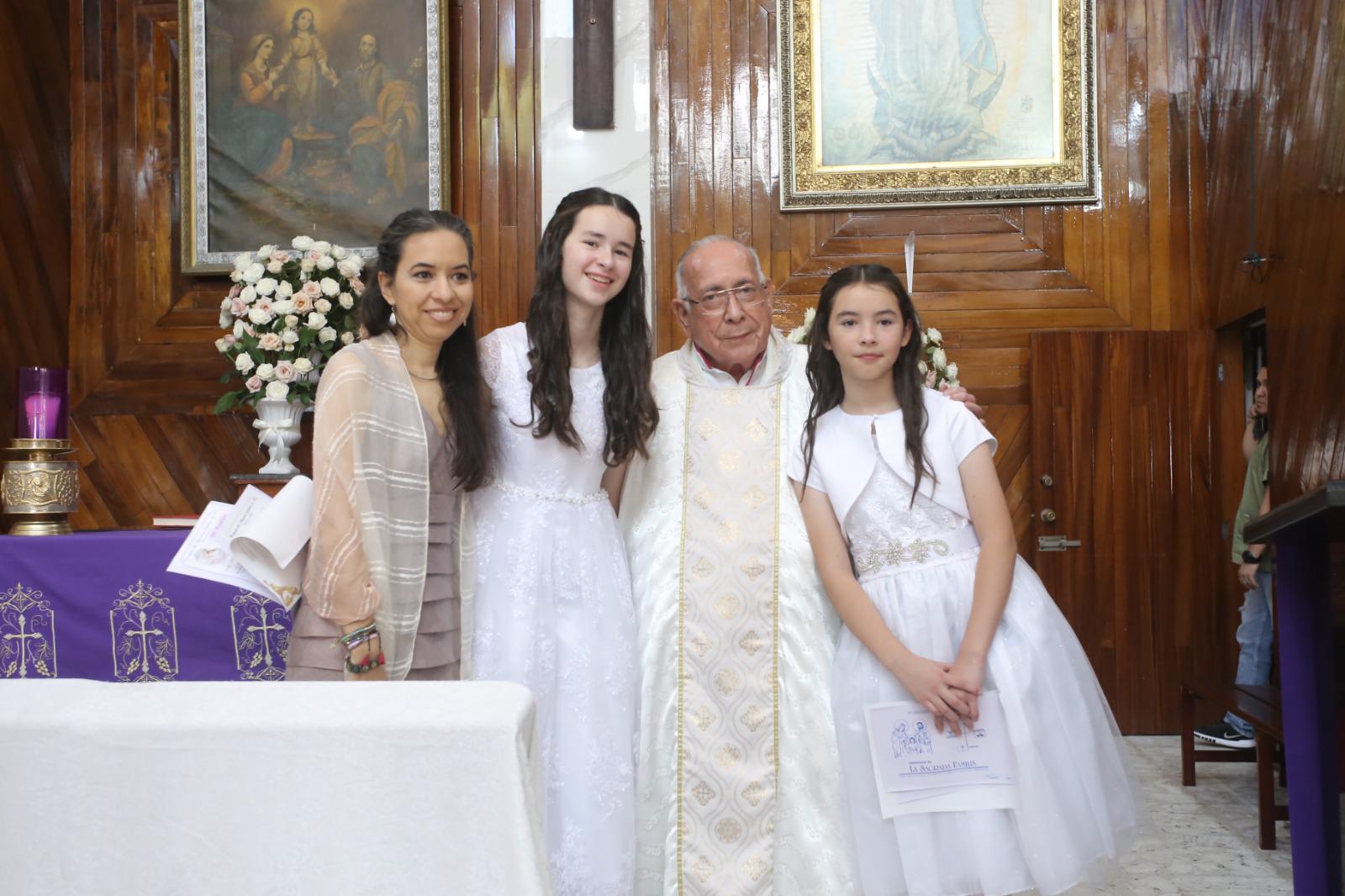 $!La niñas entre su madrina Luz del Carmen Urquidy Lugo y Monseñor Agapito Zamora.