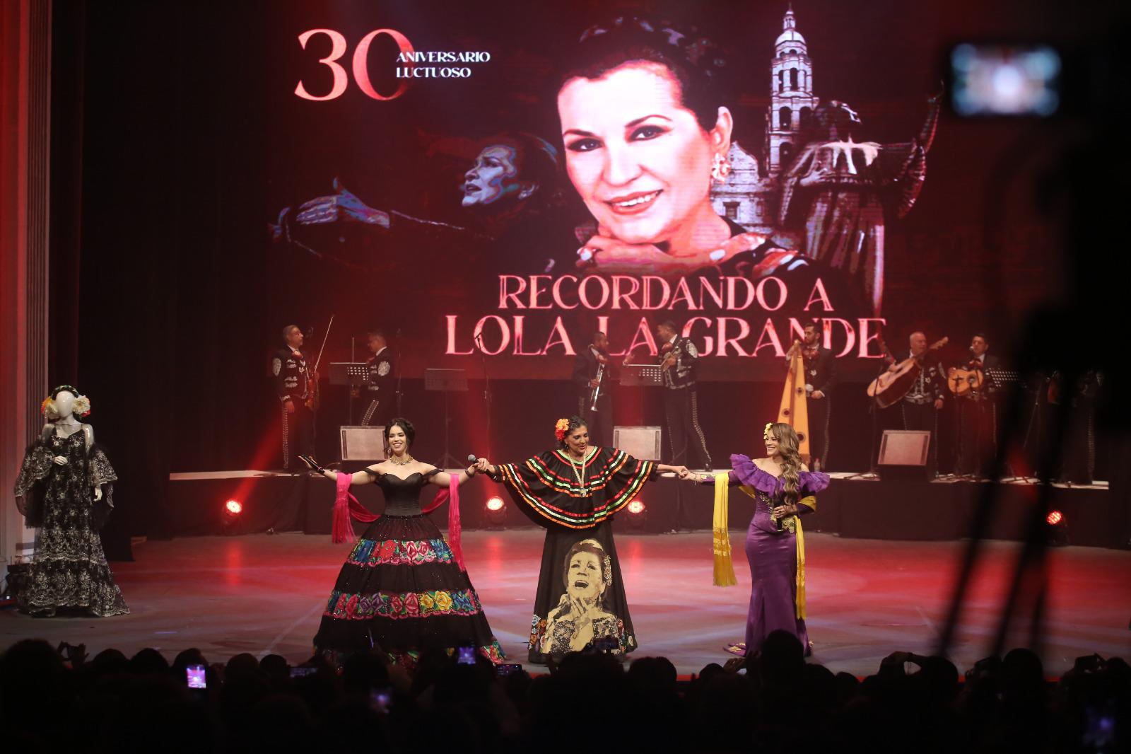 $!Silvia Zepeda, María Elena Leal y Diana Reyes unieron sus voces en el escenario para rendir homenaje a Lola Beltrán en uno de los momentos más emotivos de la noche.