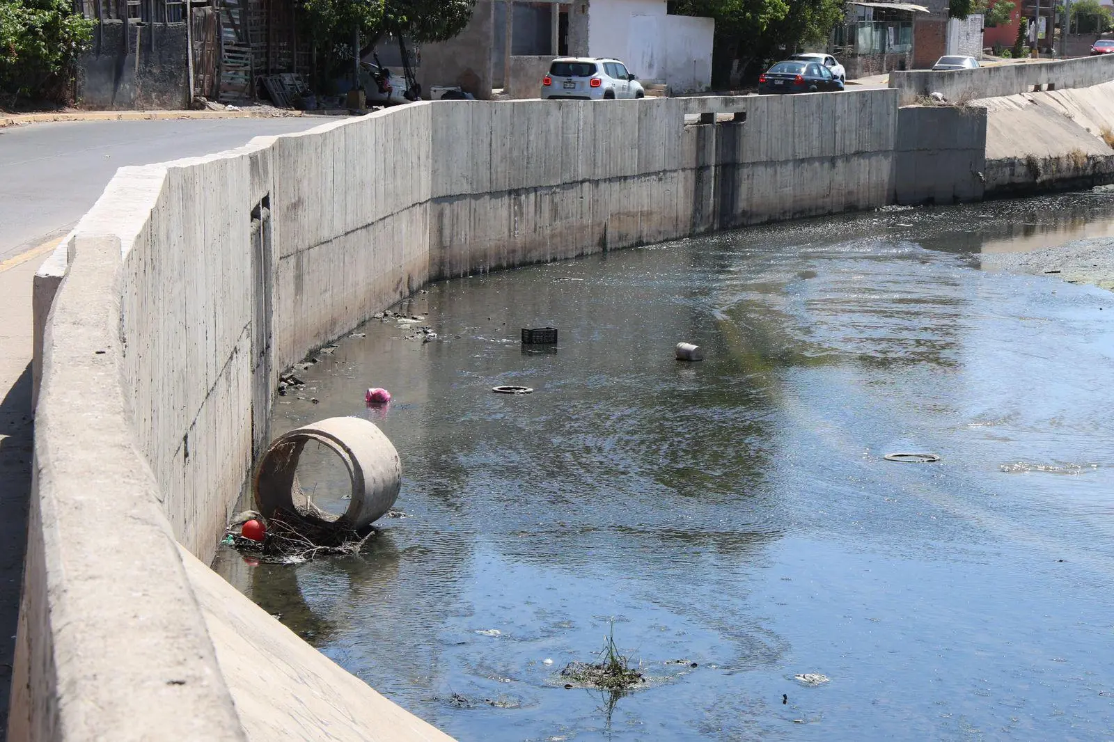 $!Basura y agua estancada afectan al Arroyo Jabalines y canales de Mazatlán