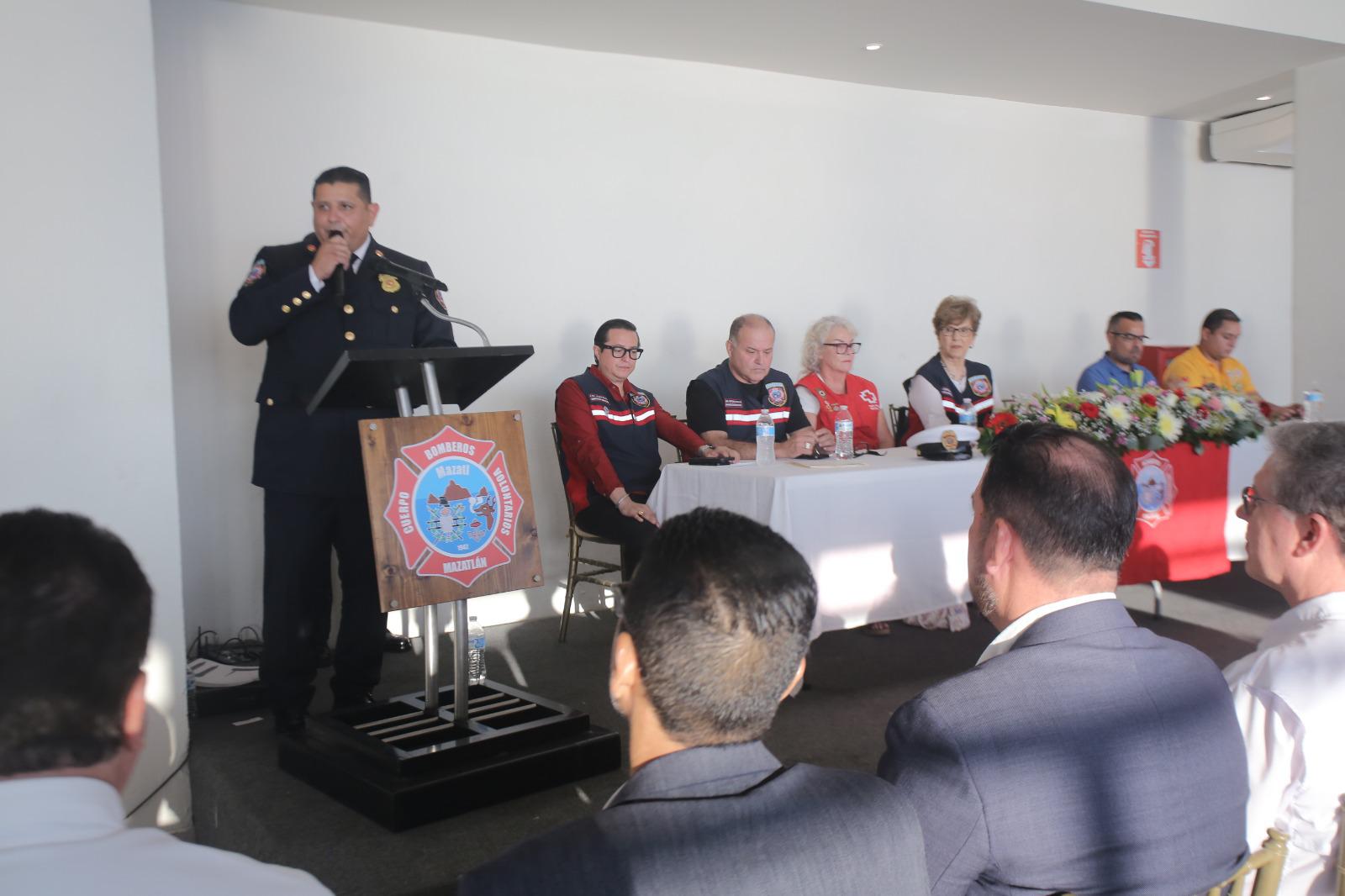 $!Celebra Bomberos Mazatlán su día entre reconocimientos y relevo generacional