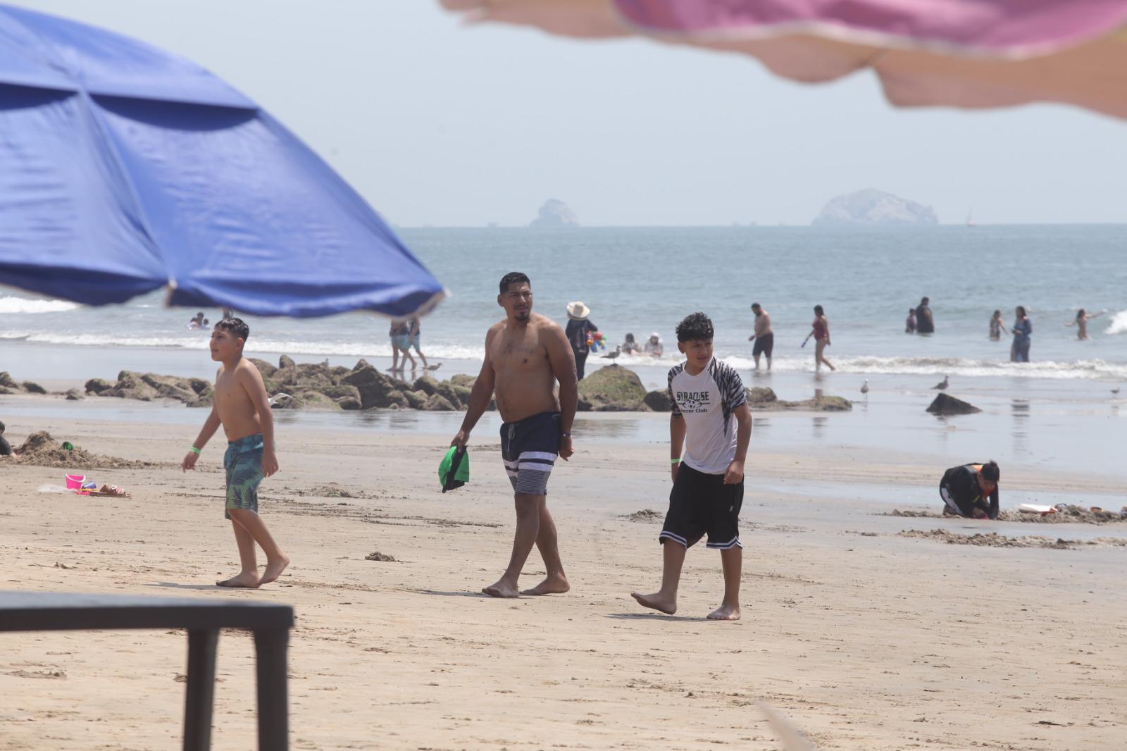 $!Disfrutan cientos de personas de playas y atractivos de Mazatlán en este Domingo de Ramos