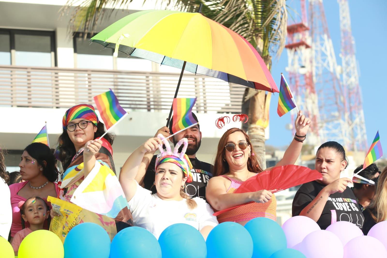 $!Se llena de color el malecón de Mazatlán con marcha de la comunidad LGTB+