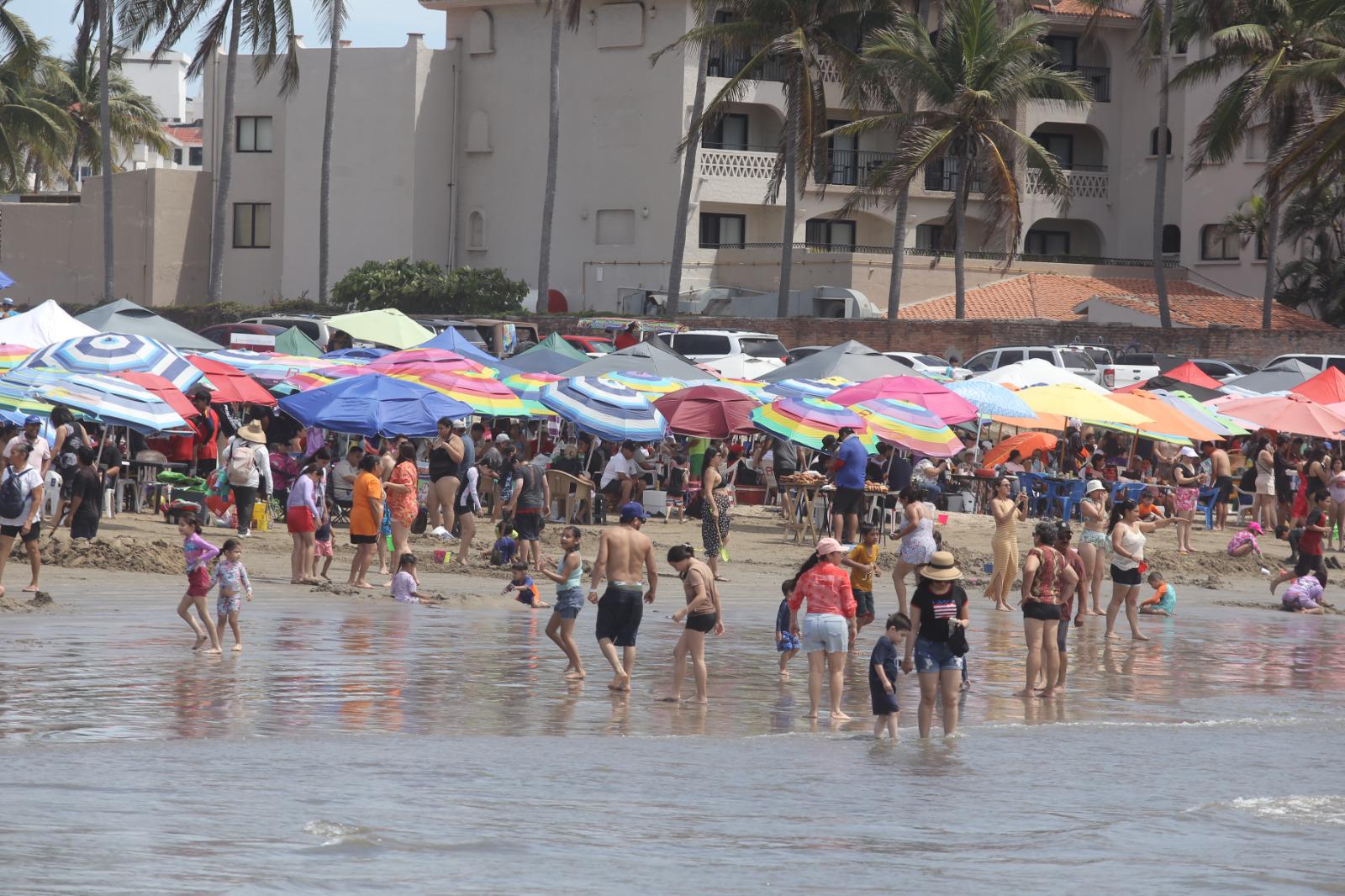 $!Playas de Mazatlán lucen abarrotadas en el Sábado de Gloria