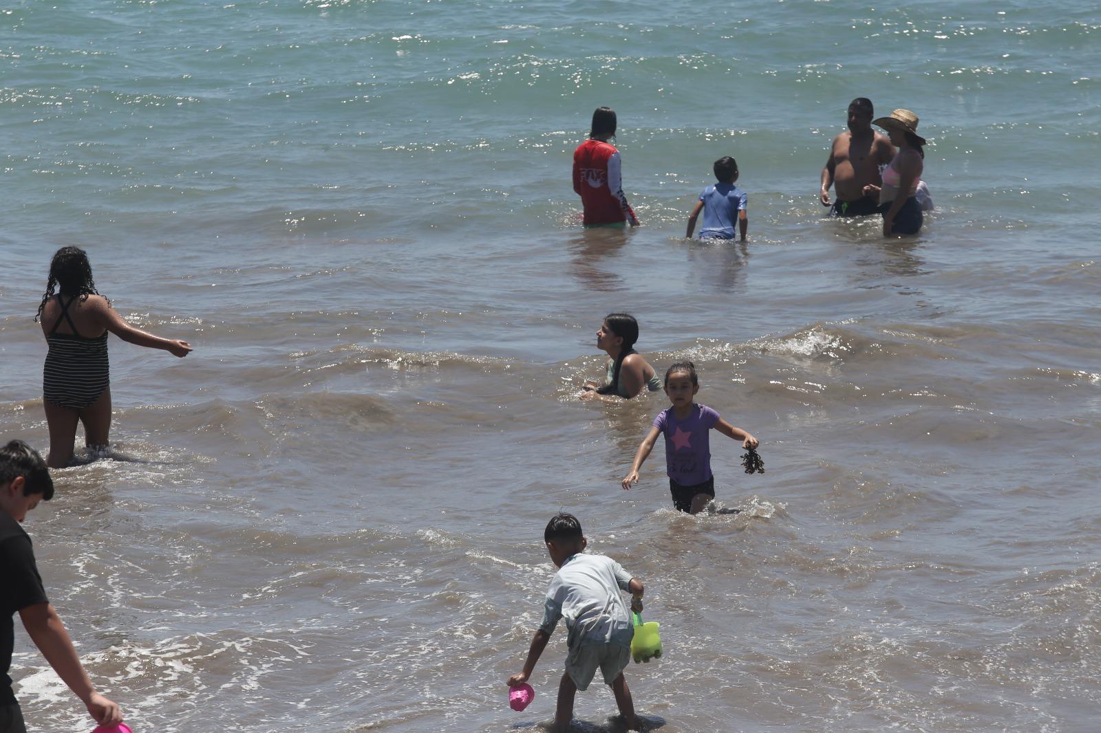$!Playas de Mazatlán registran constante afluencia de visitantes este sábado