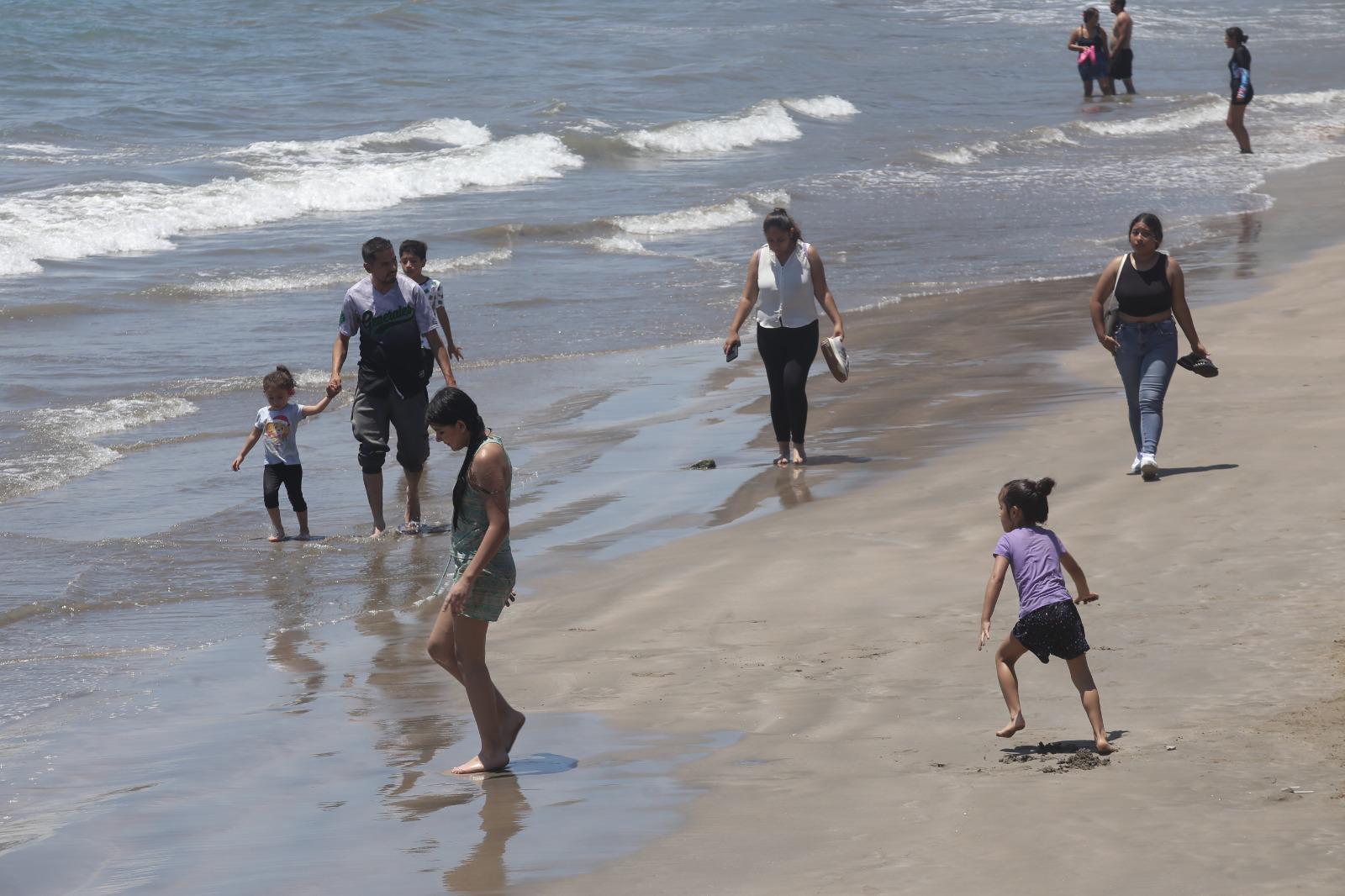 $!Playas de Mazatlán registran constante afluencia de visitantes este sábado