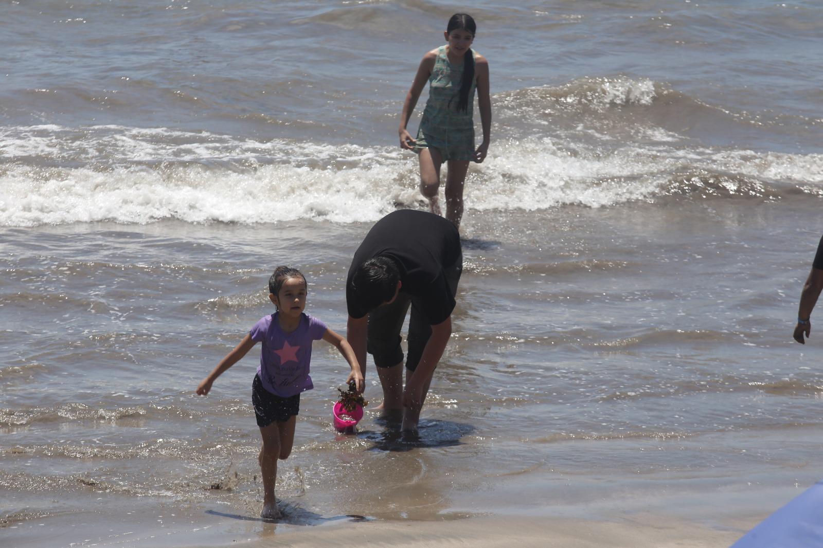 $!Playas de Mazatlán registran constante afluencia de visitantes este sábado