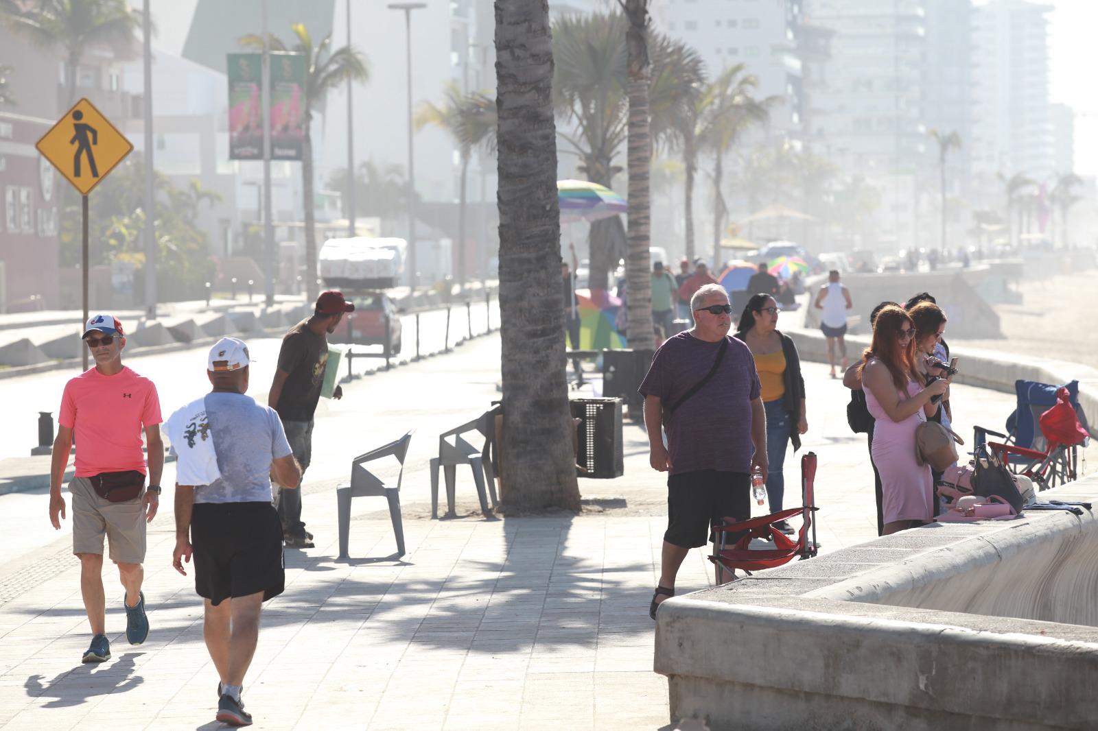 $!Llegan más al malecón a apartar lugar para desfile del Carnaval