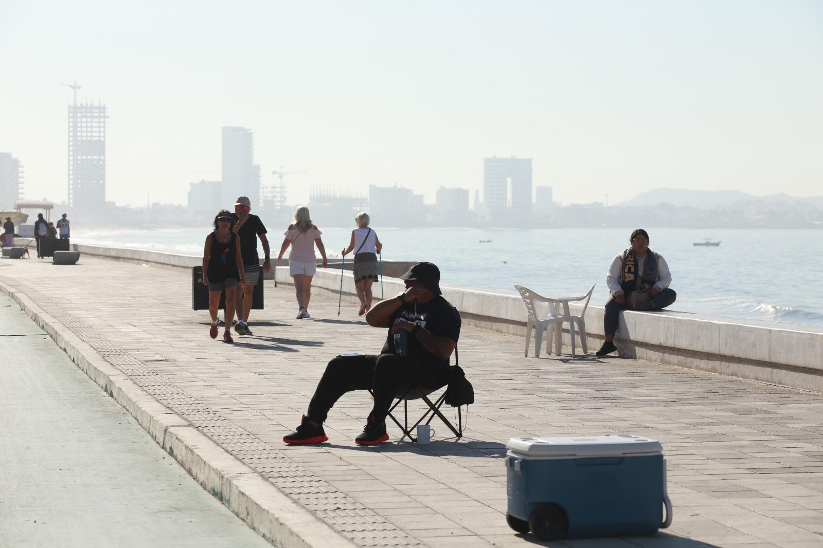 $!Llegan más al malecón a apartar lugar para desfile del Carnaval