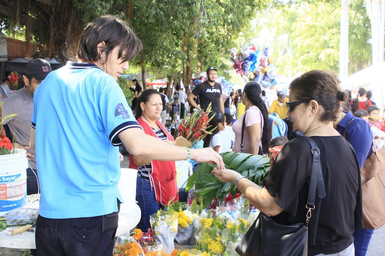 $!Panteones de Culiacán albergan reencuentros familiares en el Día de Muertos