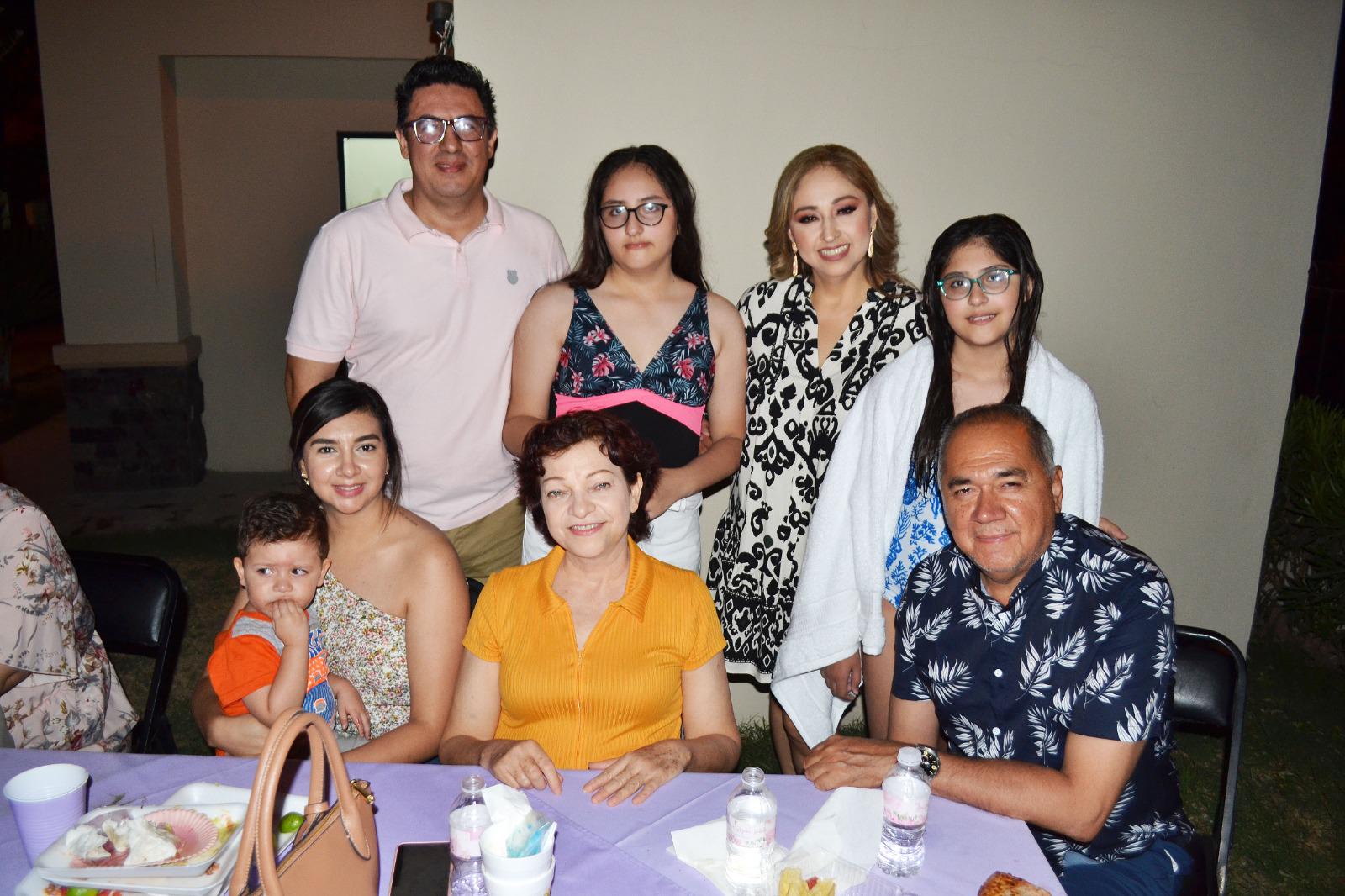 $!Las festejadas con sus papás y sus tíos Erika Quiñónez, Eréndira Meza y Rodolfo Quiñónez.