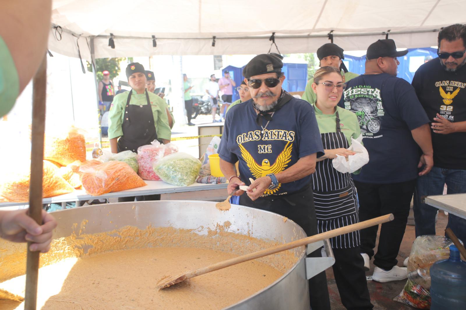 $!El tradicional marlín al chipotle y los frijoles puercos, preparado por el chef Óscar Vega, fue el platillo principal que disfrutaron miles de motociclistas durante la convivencia biker.