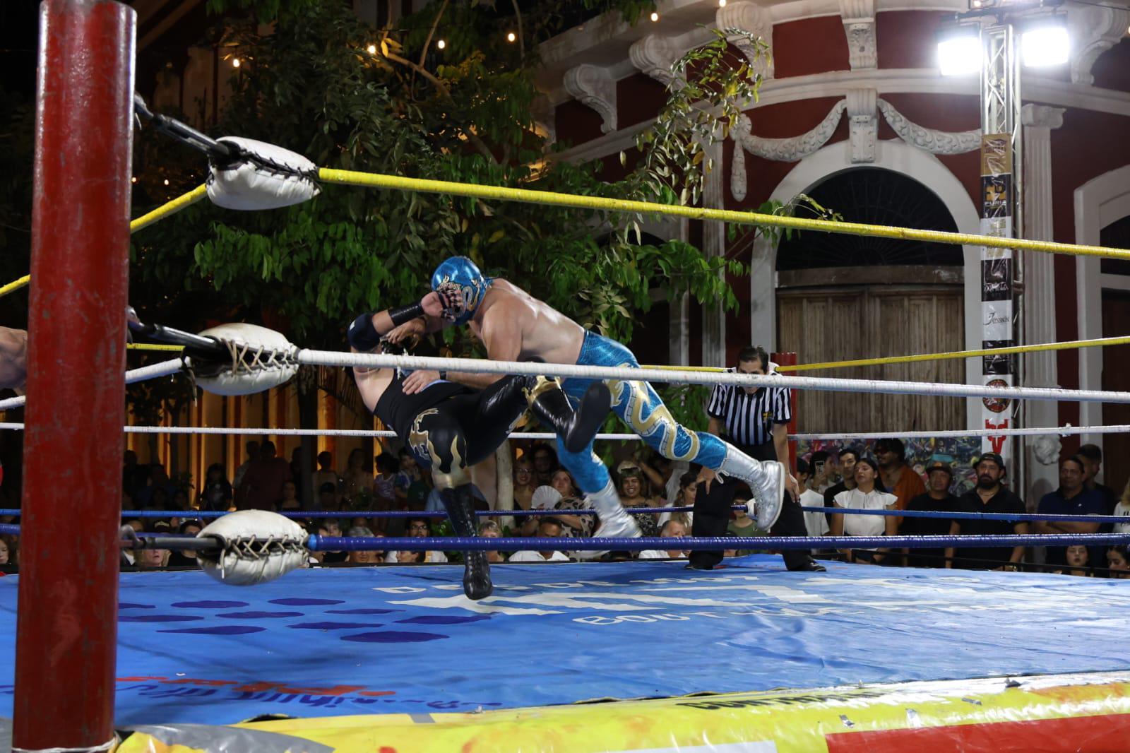 $!Lucha libre llena de adrenalina y ambiente familiar el Centro Histórico de Mazatlán