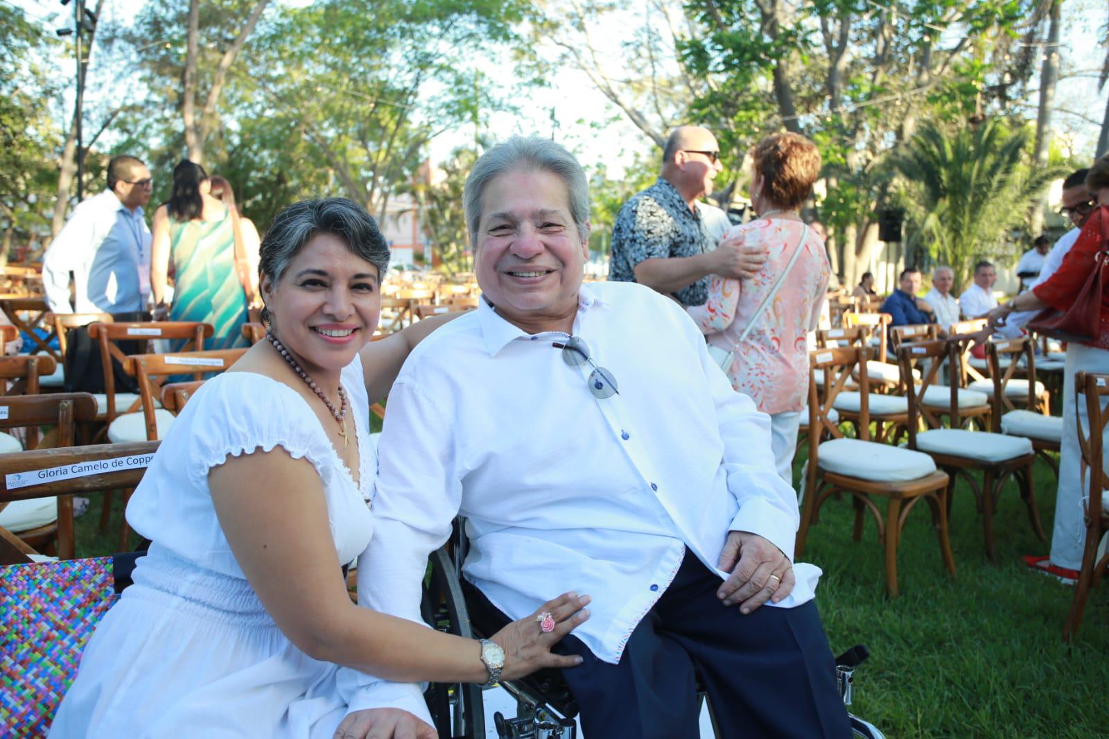 $!Gloria Camelo de Coppel y Gabriel Coppel Kelly.