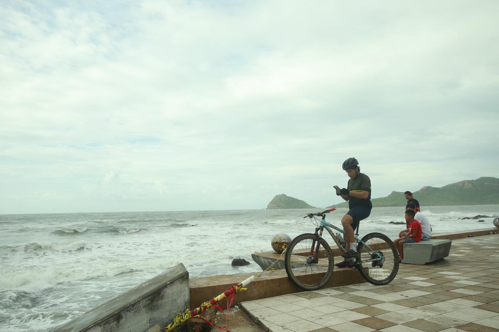 $!Disfrutan en Mazatlán del clima generado por la tormenta tropical Norma