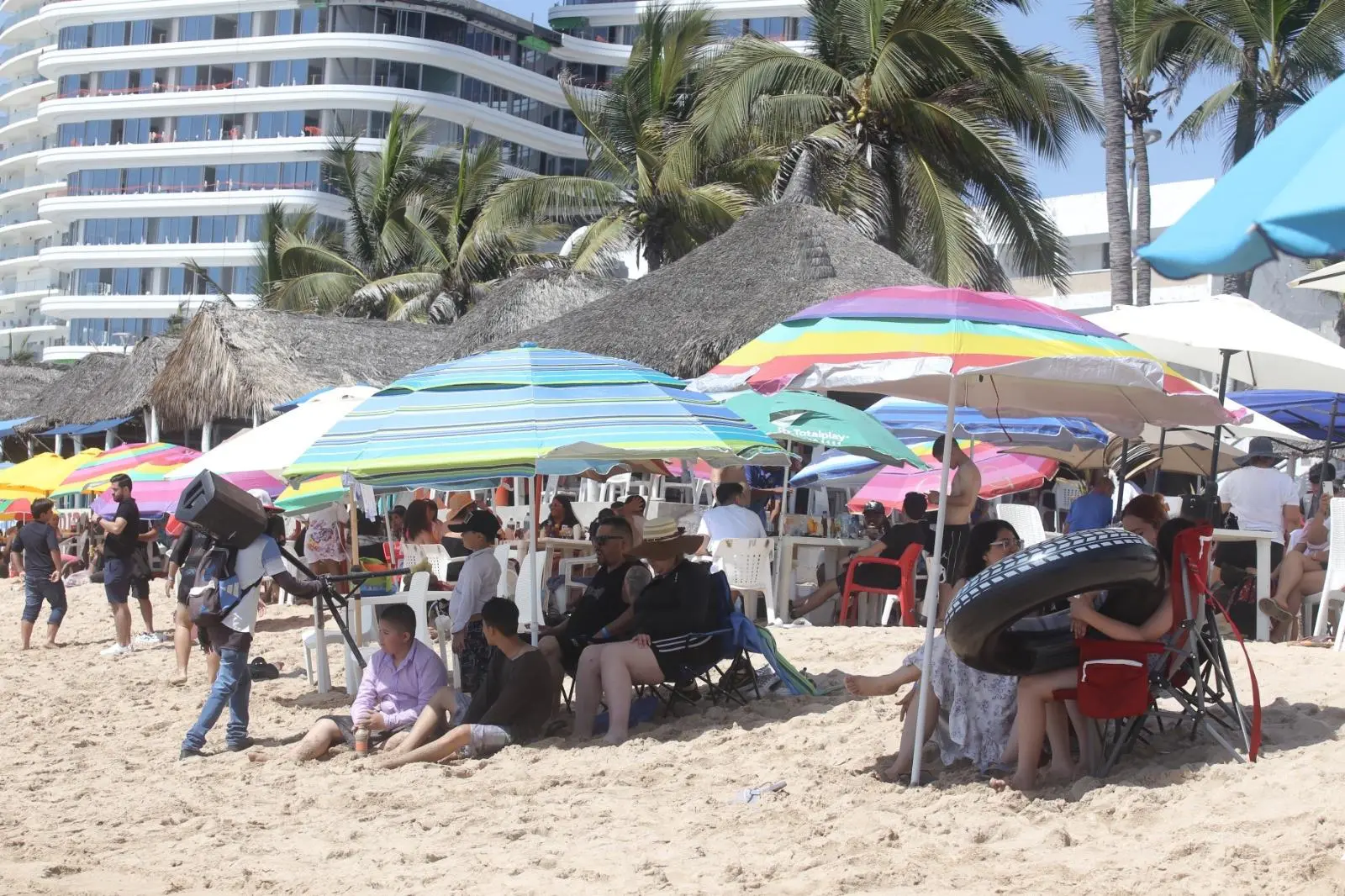 $!Bañistas no abandonan las playas de Mazatlán durante el cierre de la Semana Santa