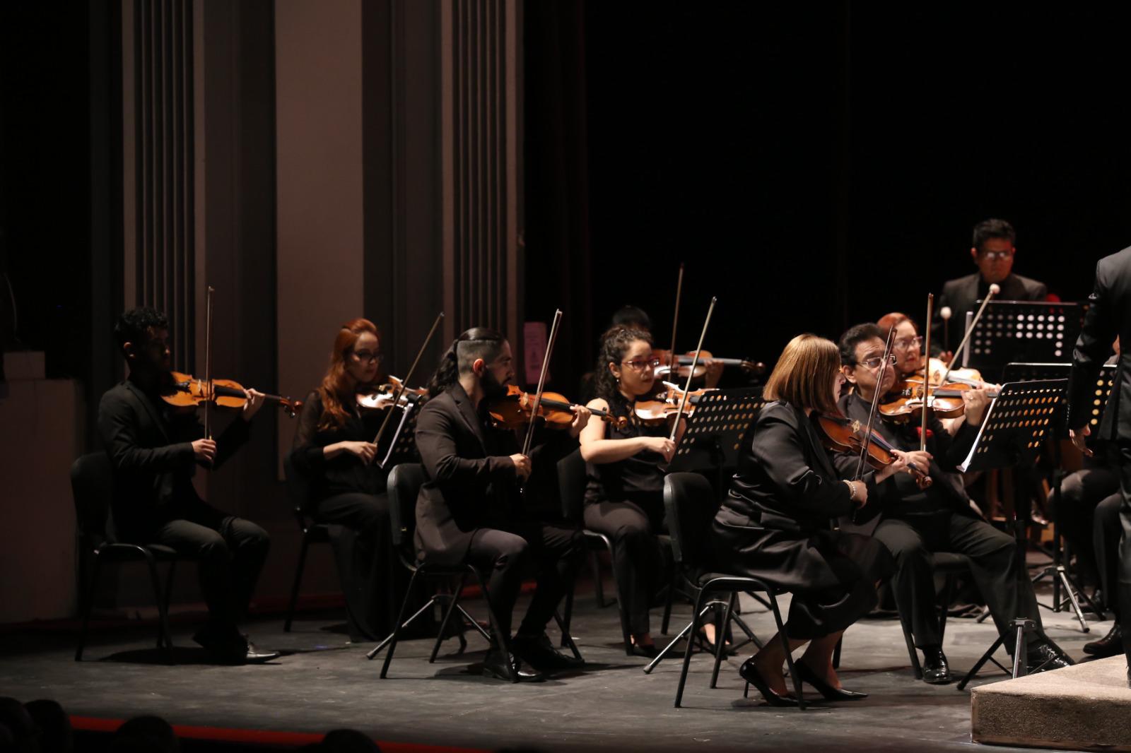 $!Más de 40 músicos deleitaron al público con sus instrumentos.