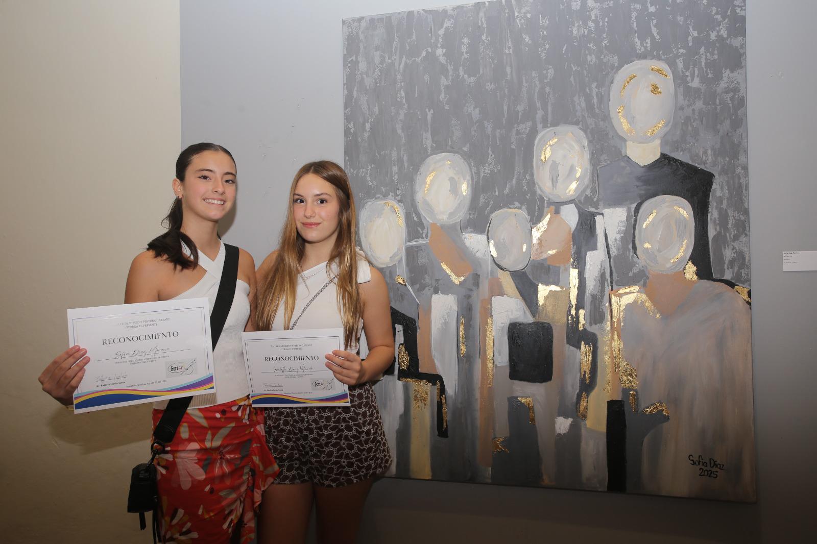 $!Sofia Díaz Moreno e Isabella Díaz Velarde con sus diplomas.