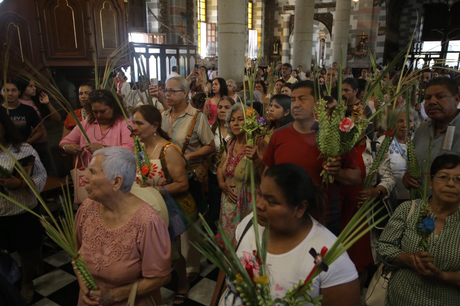 $!Obispo de Mazatlán llama a vivir la paz y la bondad en el Domingo de Ramos