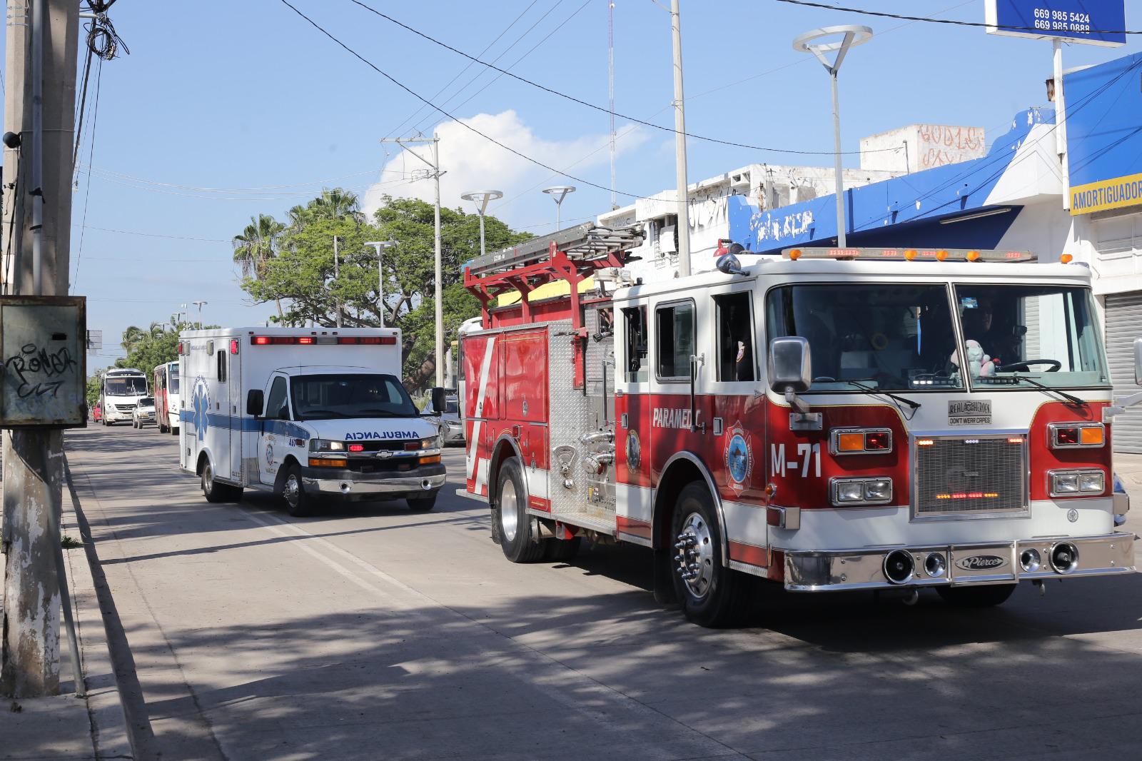$!Recorren bomberos de Mazatlán las calles del puerto en celebración por su día