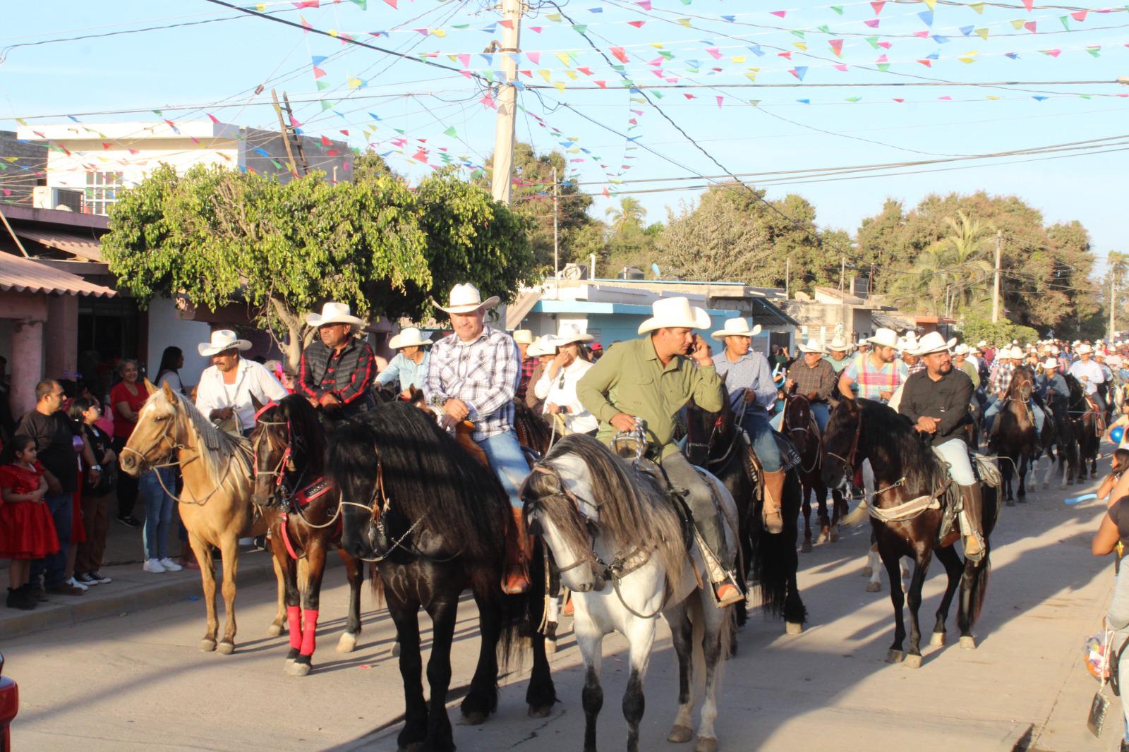 $!Disfrutan familias desfile de las tradicionales fiestas de marzo en Aguaverde, en Rosario
