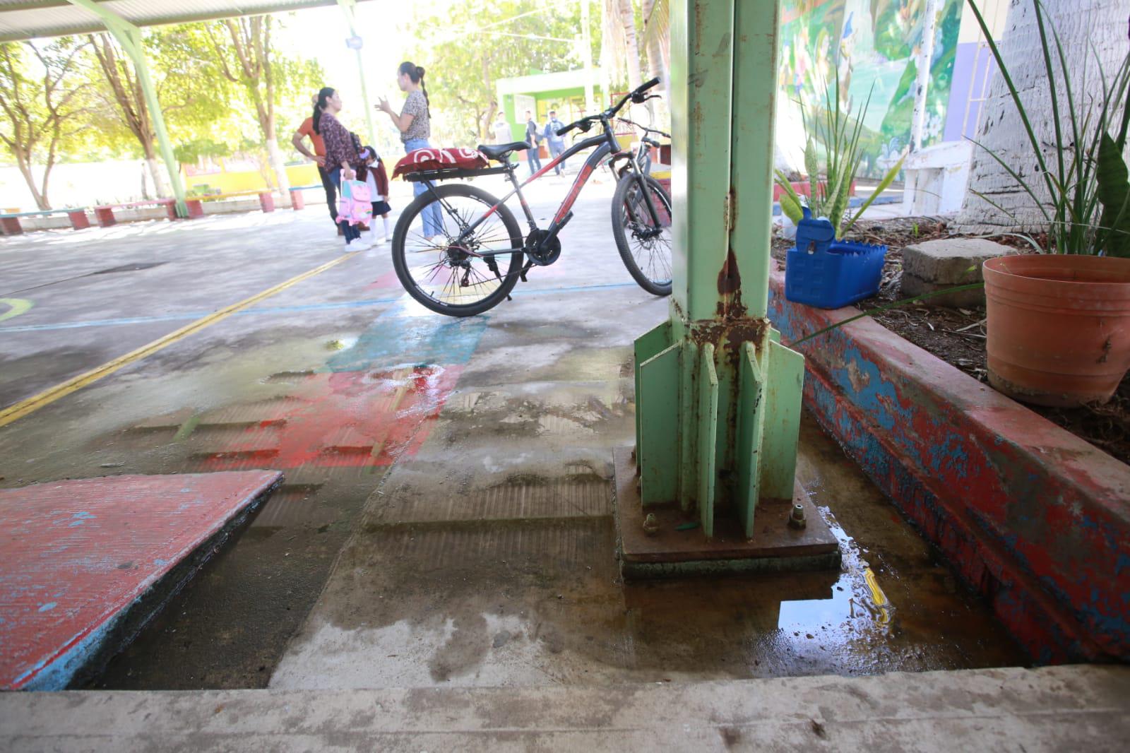 $!Denuncian colapso en el drenaje en jardín de niños de Mazatlán