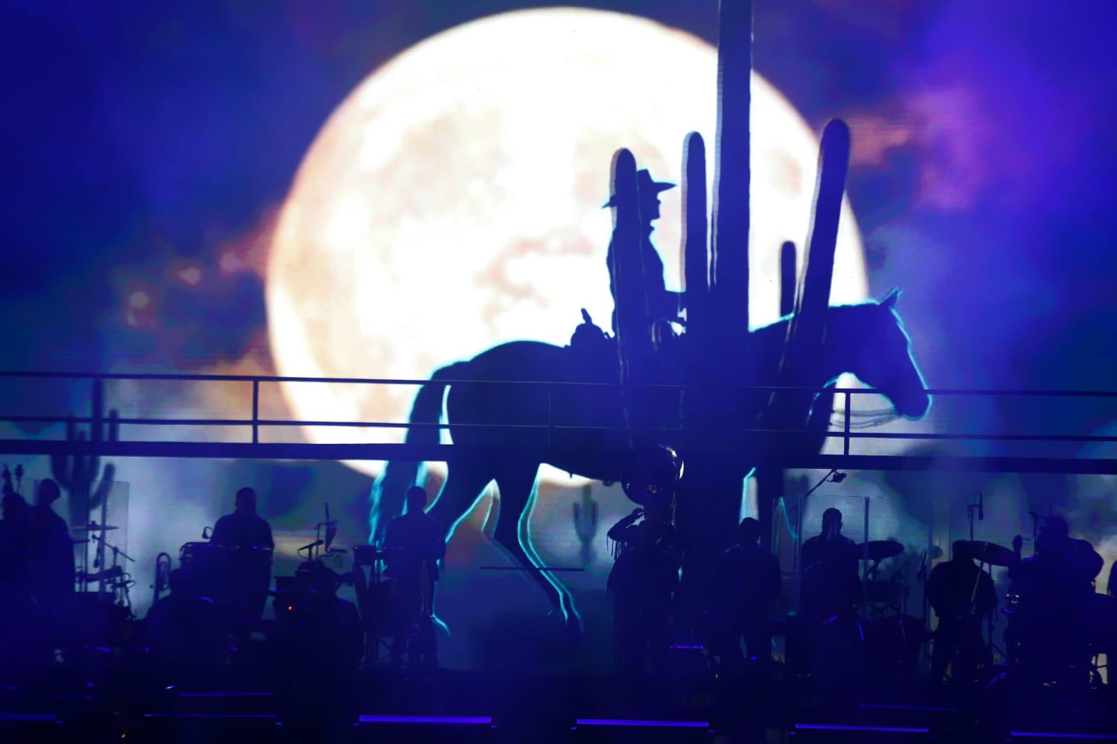 $!El artista logró que el Carnaval no solo comenzara con fiesta, sino también con un homenaje vivo a la música popular.