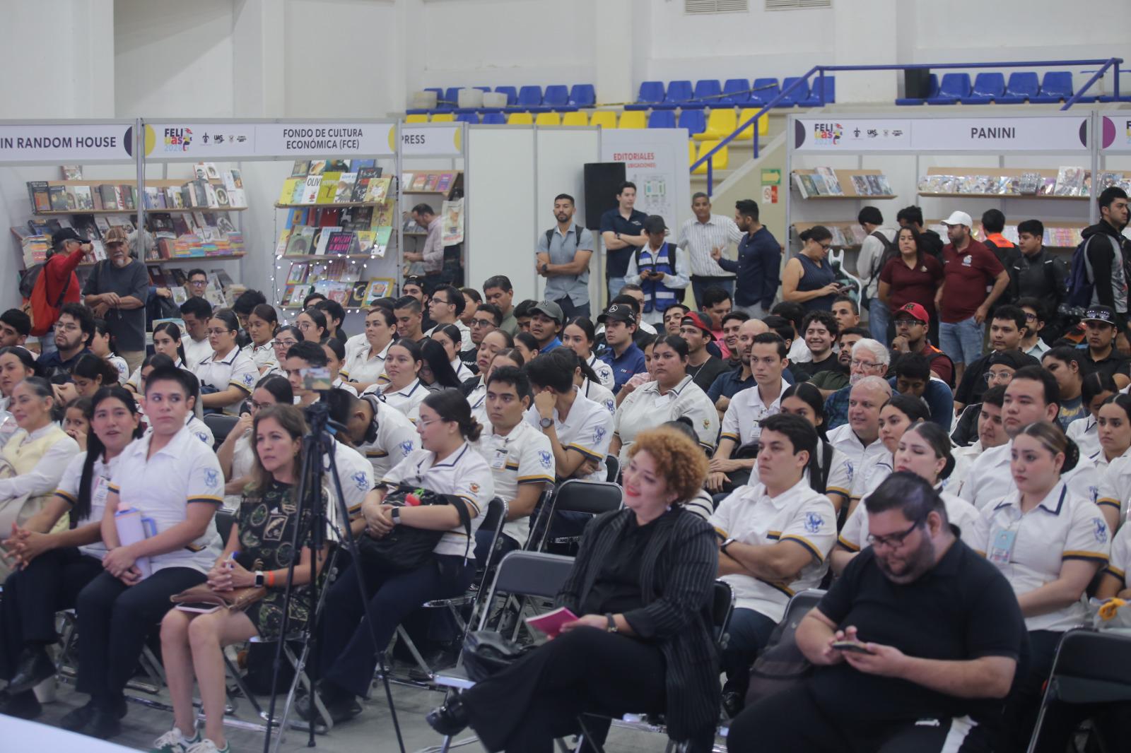 $!Asistentes escuchan atentos la presentación del libro en la FeliUAS.