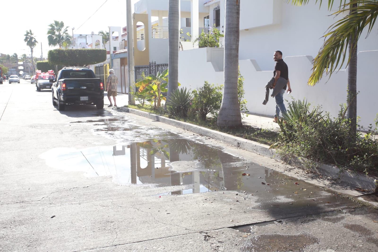 $!Corren aguas negras por calles del Sábalo Country