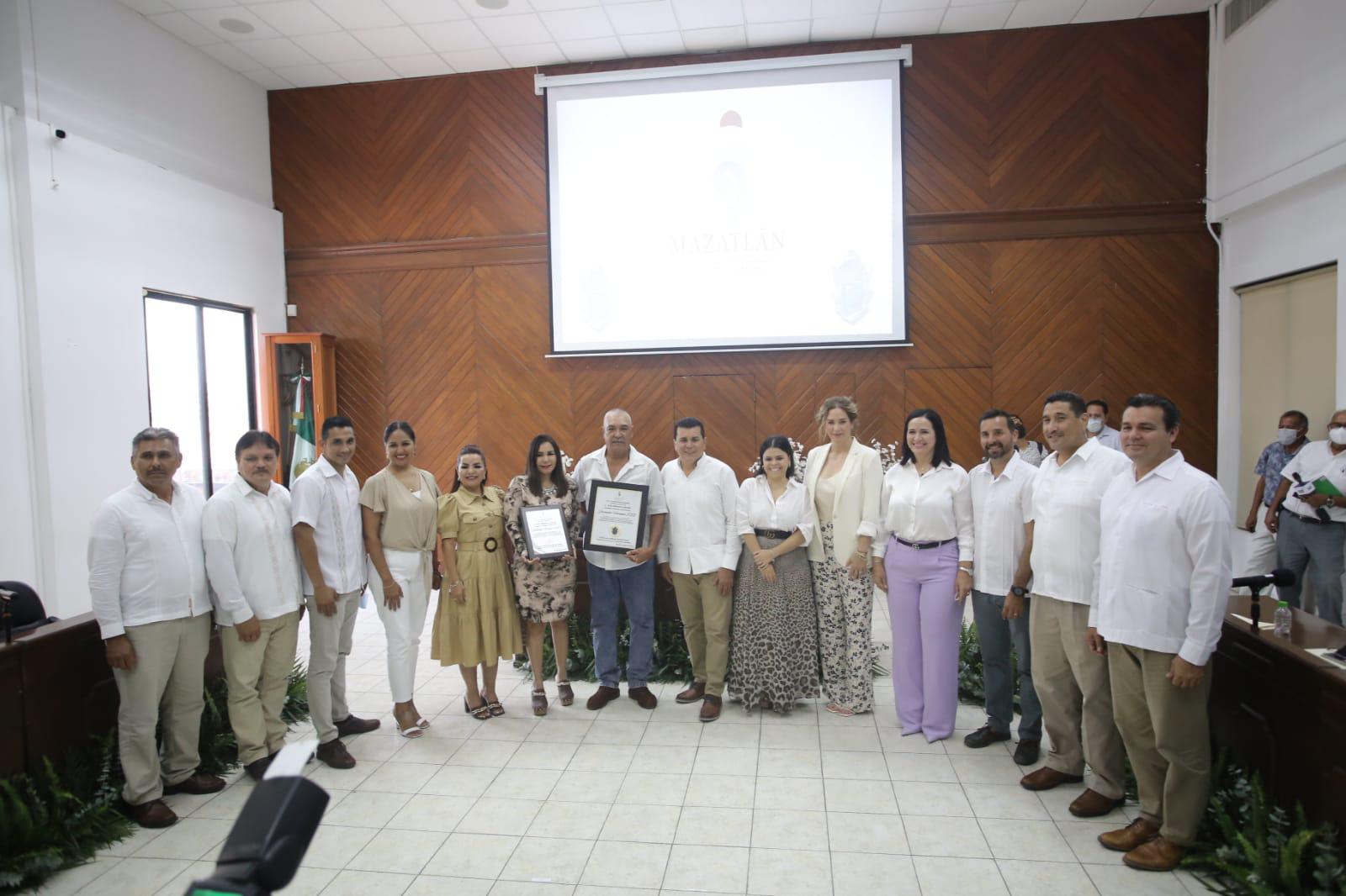 $!En Mazatlán entregan Medalla Jornadas Heroicas 2022 a Juan Mendiola, quien rescató a tres menores de una casa en llamas