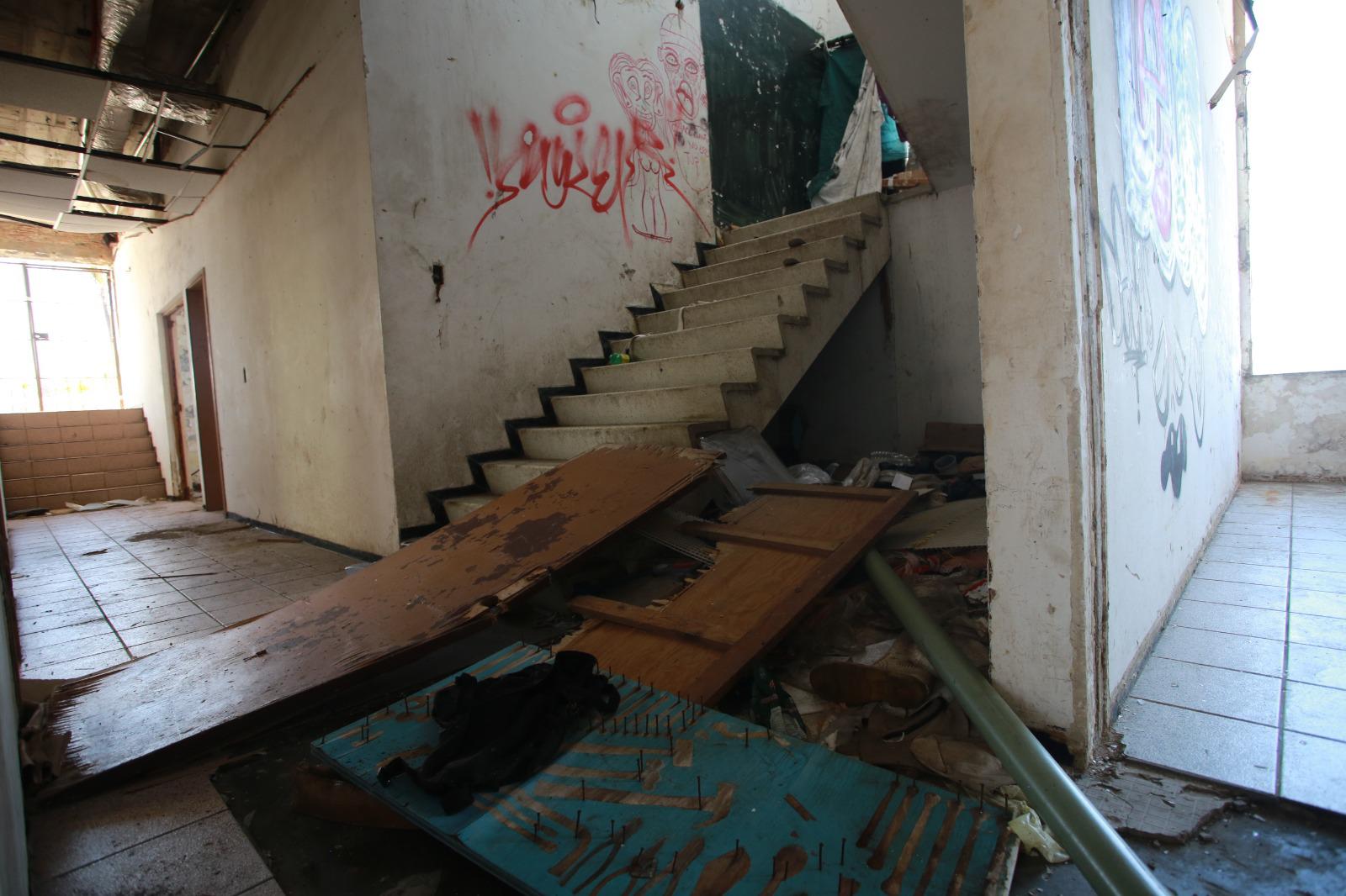 $!Deterioro acaba con edificio de Telégrafos en el Paseo Claussen de Mazatlán