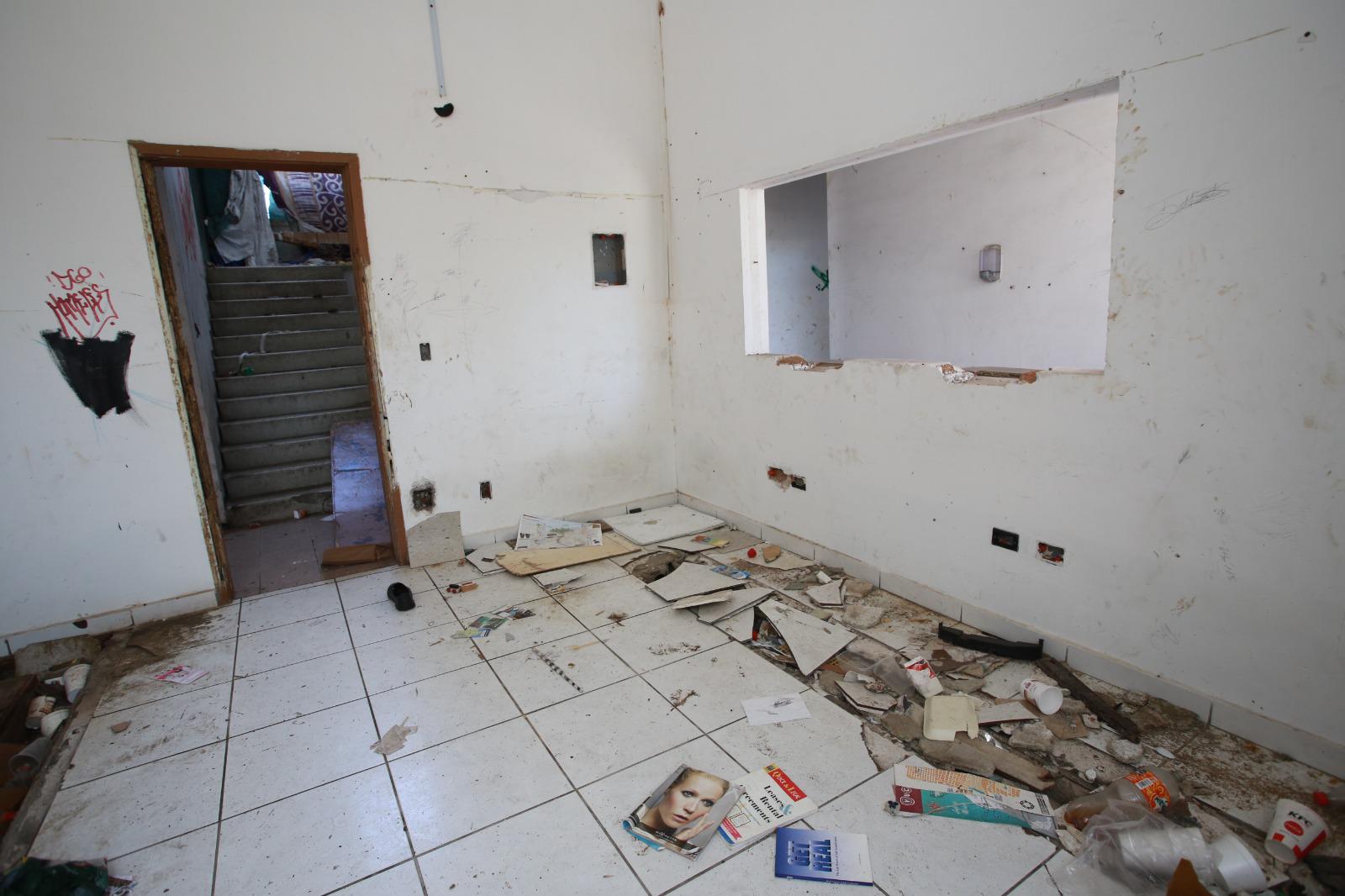 $!Deterioro acaba con edificio de Telégrafos en el Paseo Claussen de Mazatlán