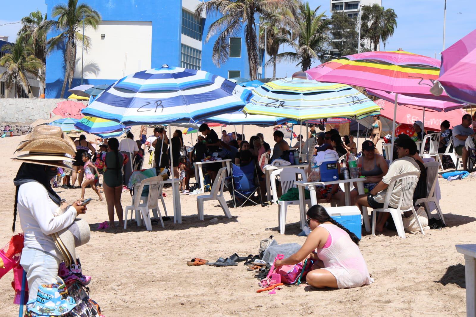 $!Playas de Mazatlán atraen a turistas nacionales en puente vacacional