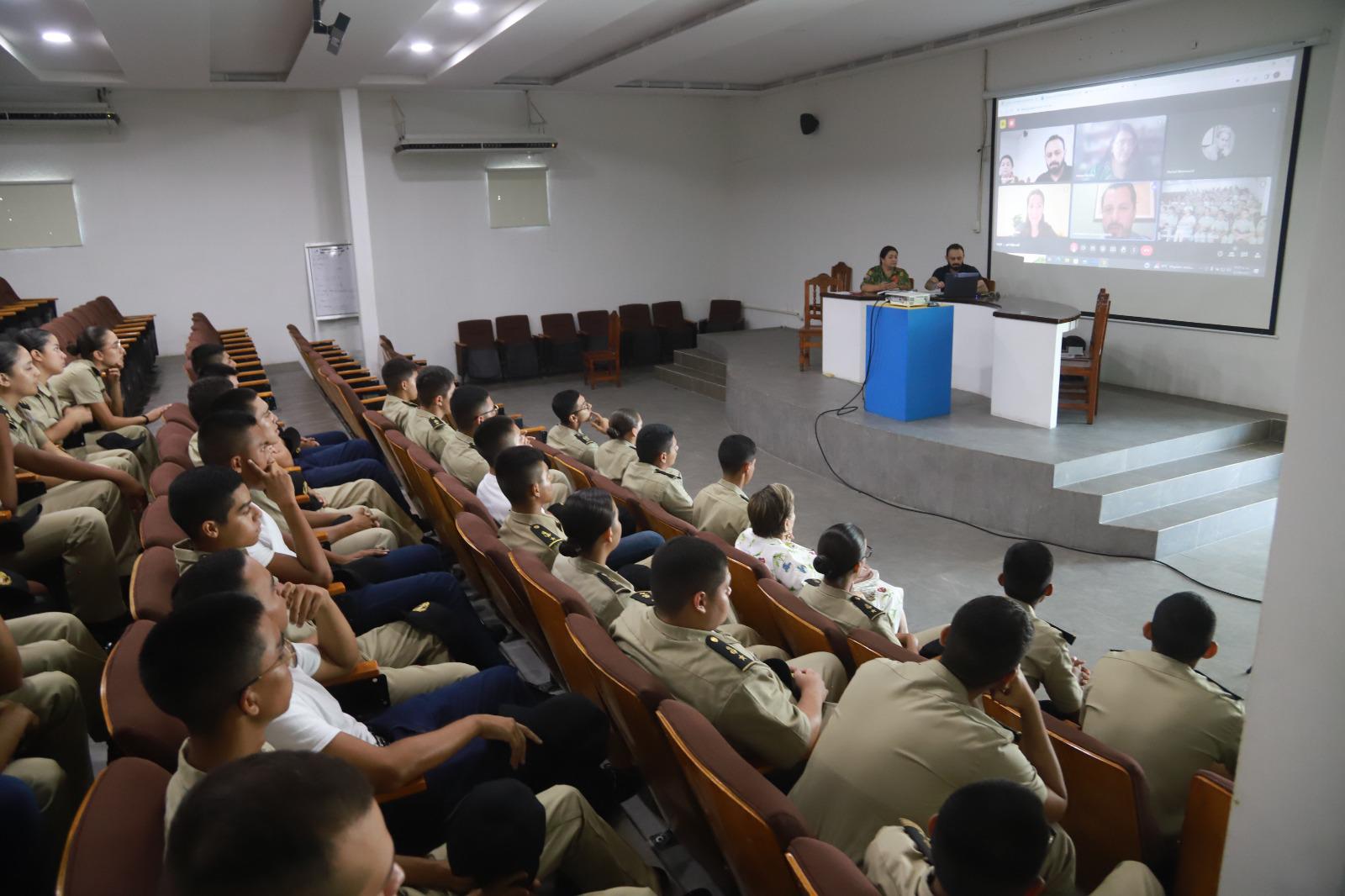 $!Los jóvenes estudiantes estuvieron muy atentos a la ponencia.