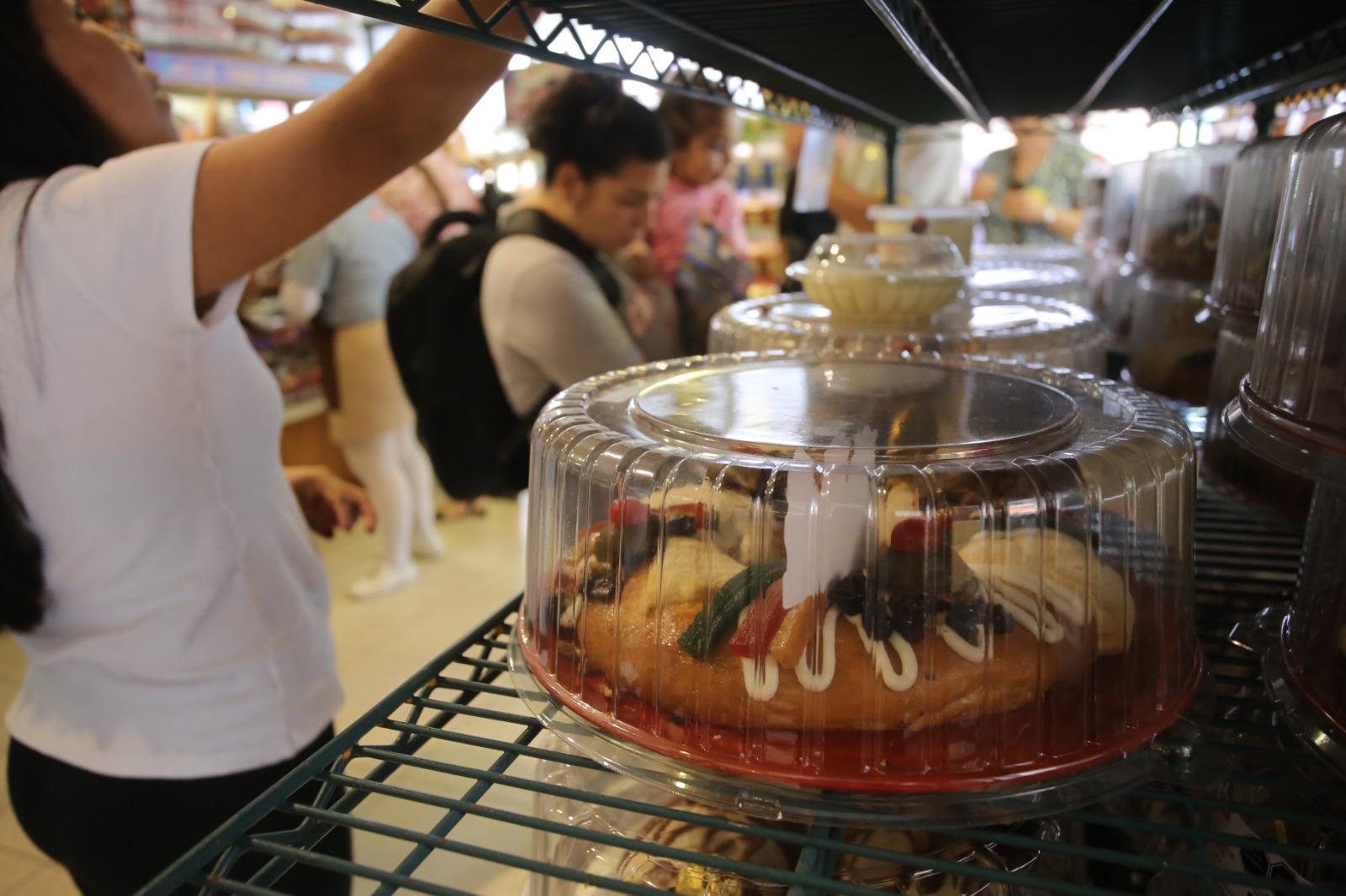 $!Mazatlecos cumplen con la tradición de adquirir la rosca de Reyes este 6 de enero