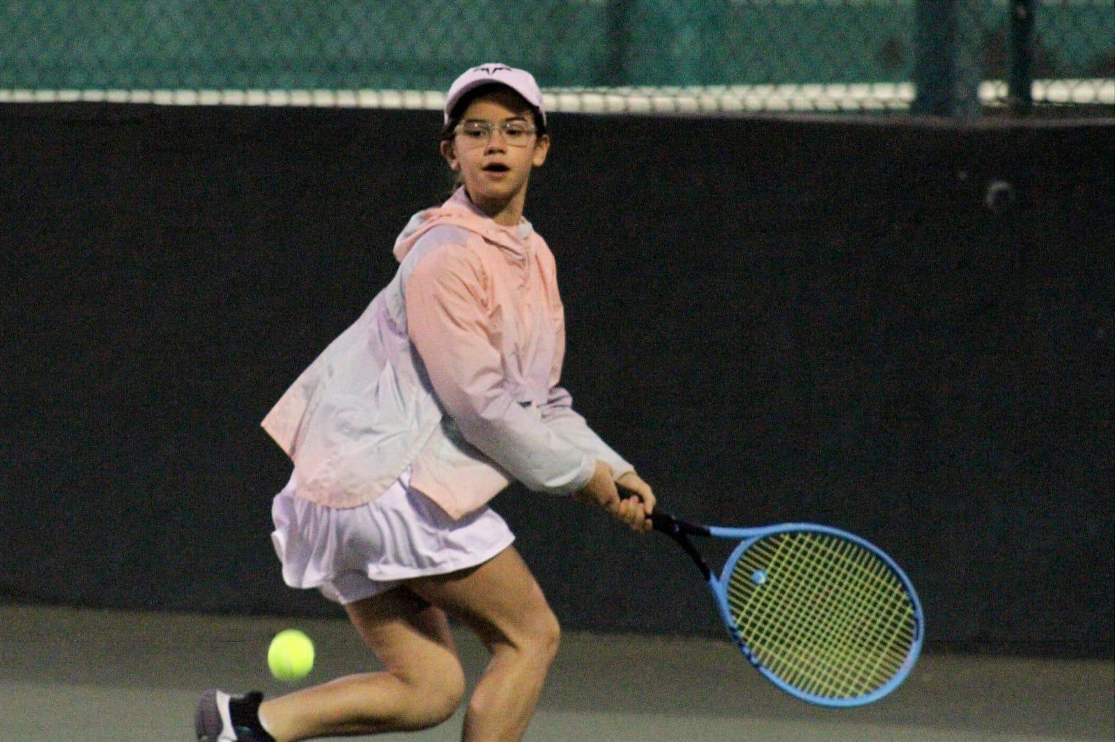 $!Ximena Ramos impone su saque en la Copa Carnaval Amstel Ultra