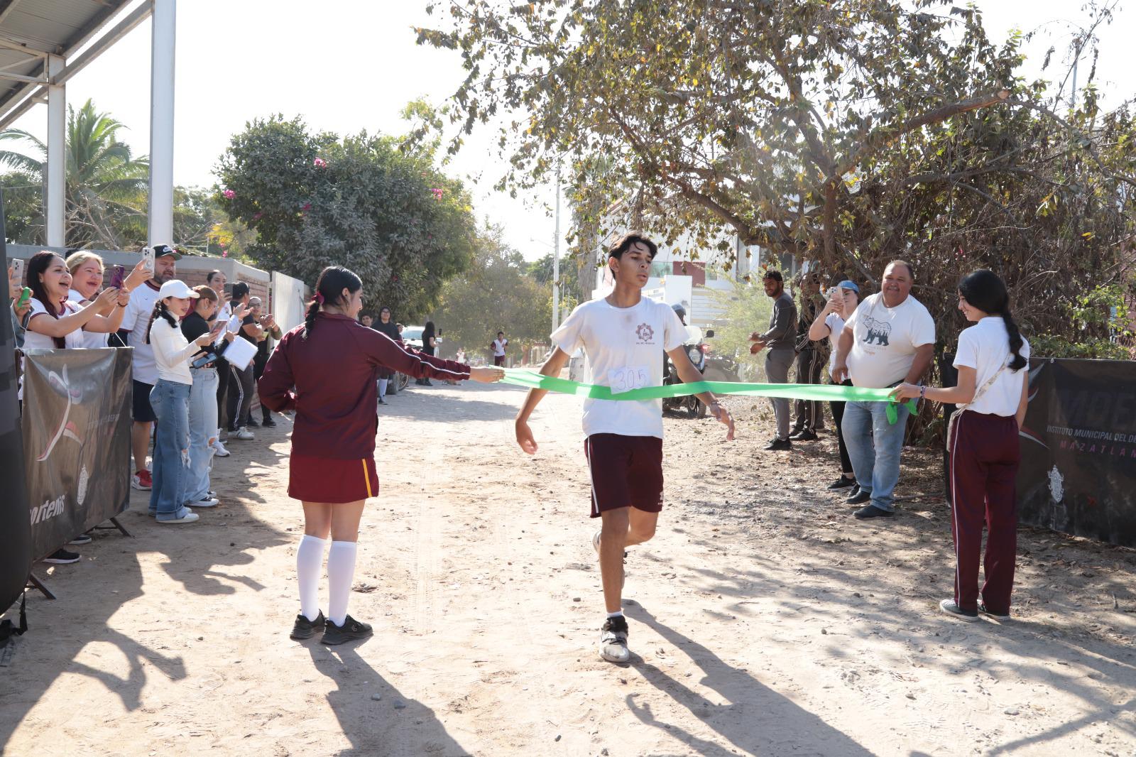 $!Celebran Primera Carrera Deportiva en la ETI 88 de la Isla de la Piedra