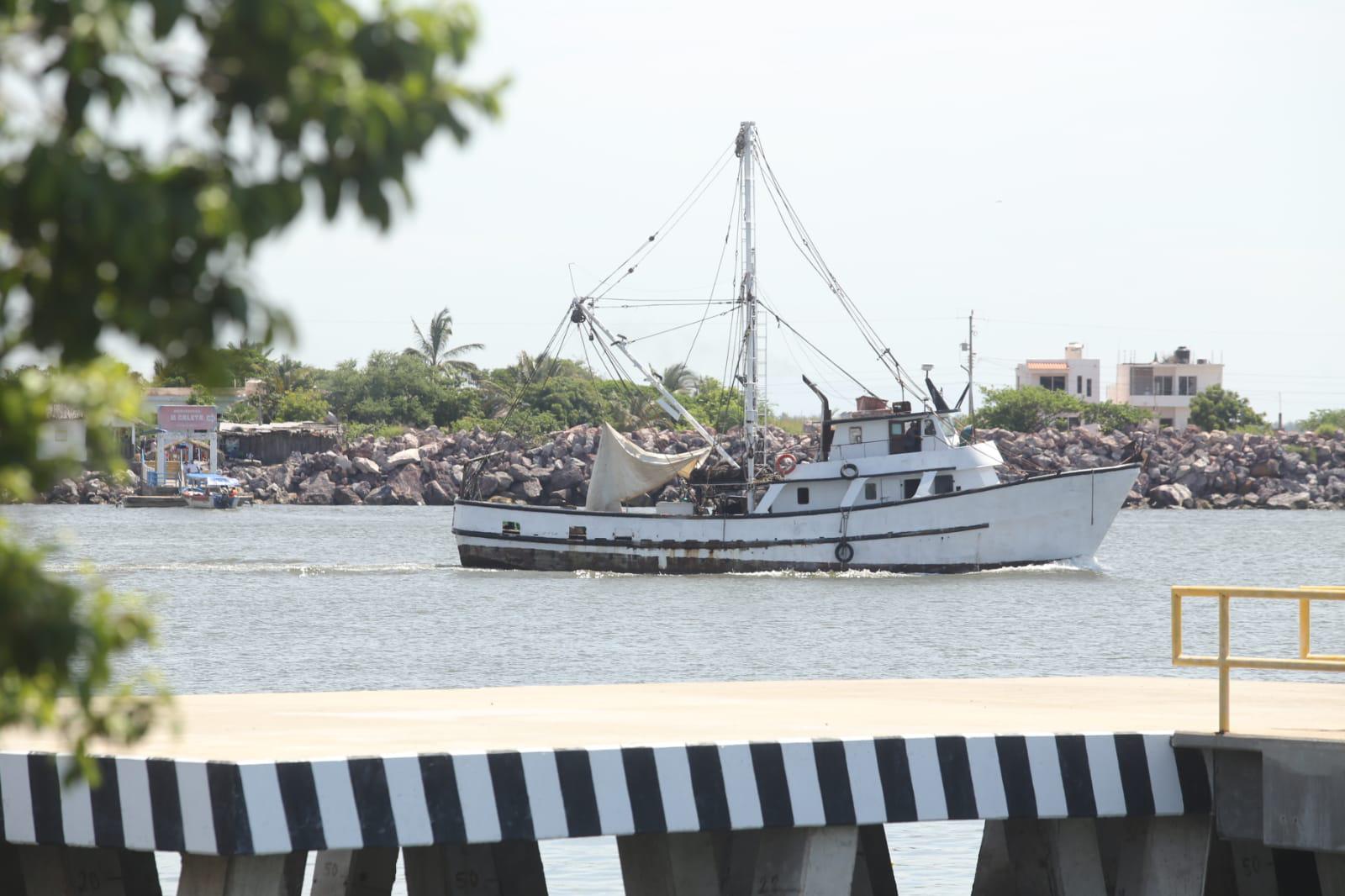 $!Salen barcos camaroneros de Mazatlán a altamar; familiares les desean buenas capturas