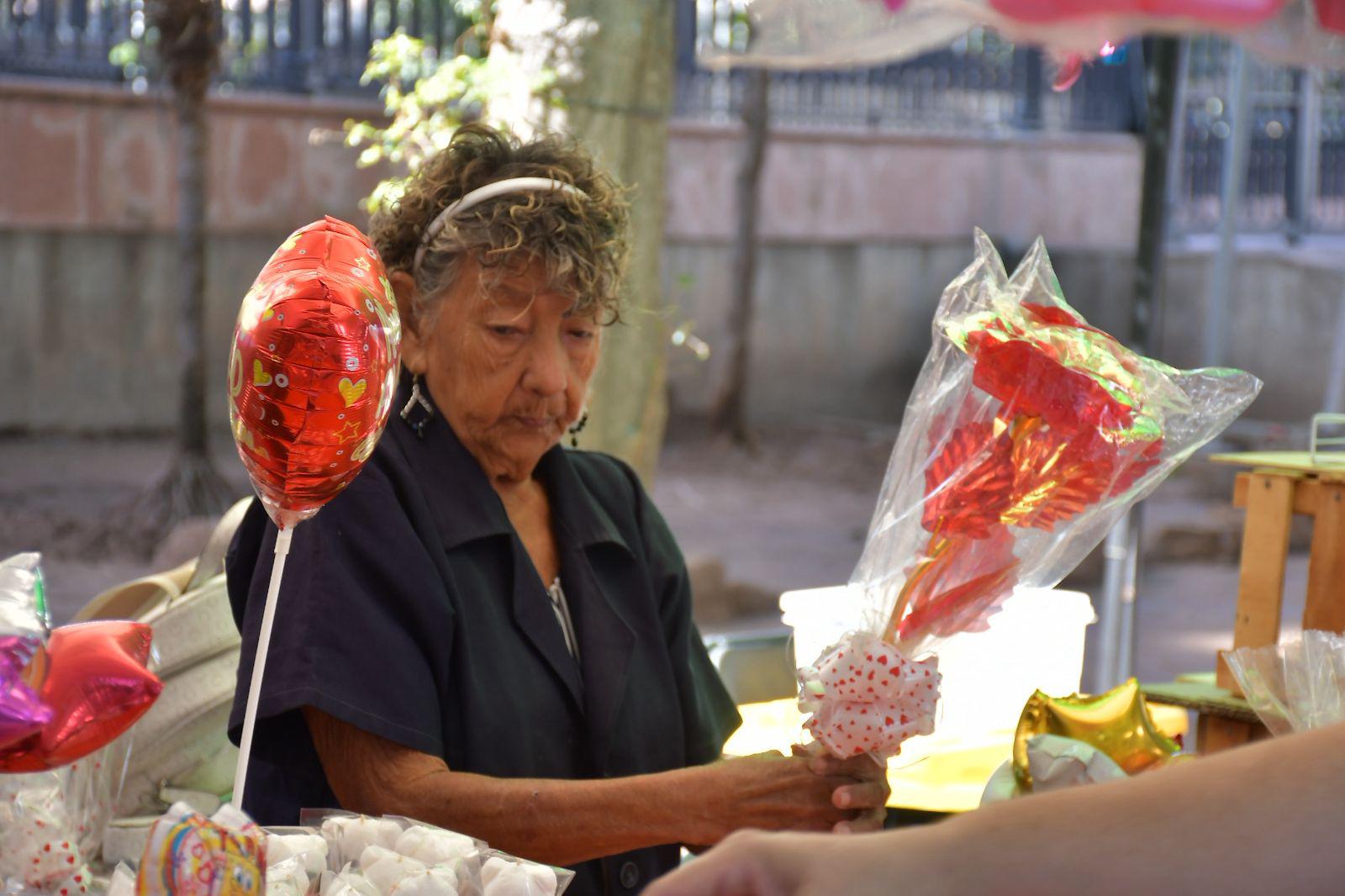 $!Instalan bazar por el Día del Amor y la Amistad en el Centro de Culiacán para reactivar economía local