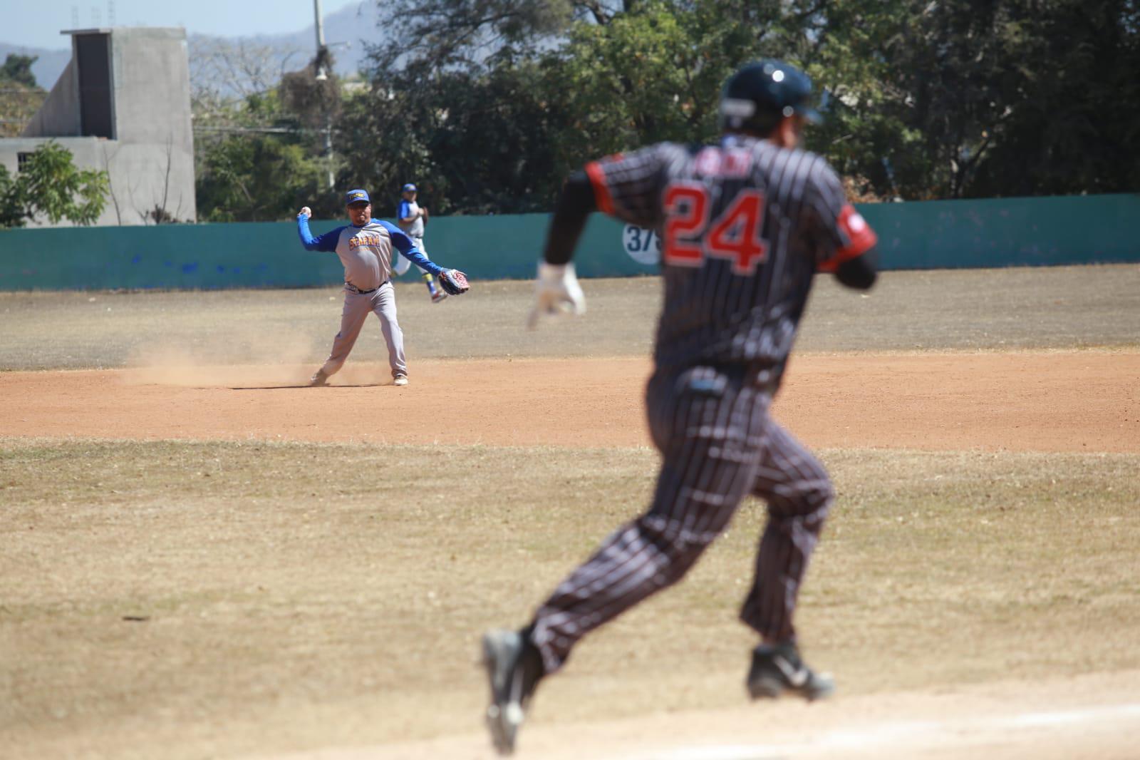 $!Covec mantiene el invicto en Liga de Beisbol 40 años