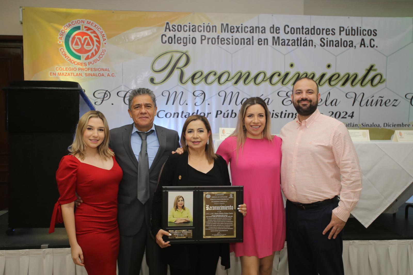 $!La homenajeada entre su esposo, Andrés Baumgarten; sus hijas, Andrea y Talia, y su yerno, Carlos Licea.