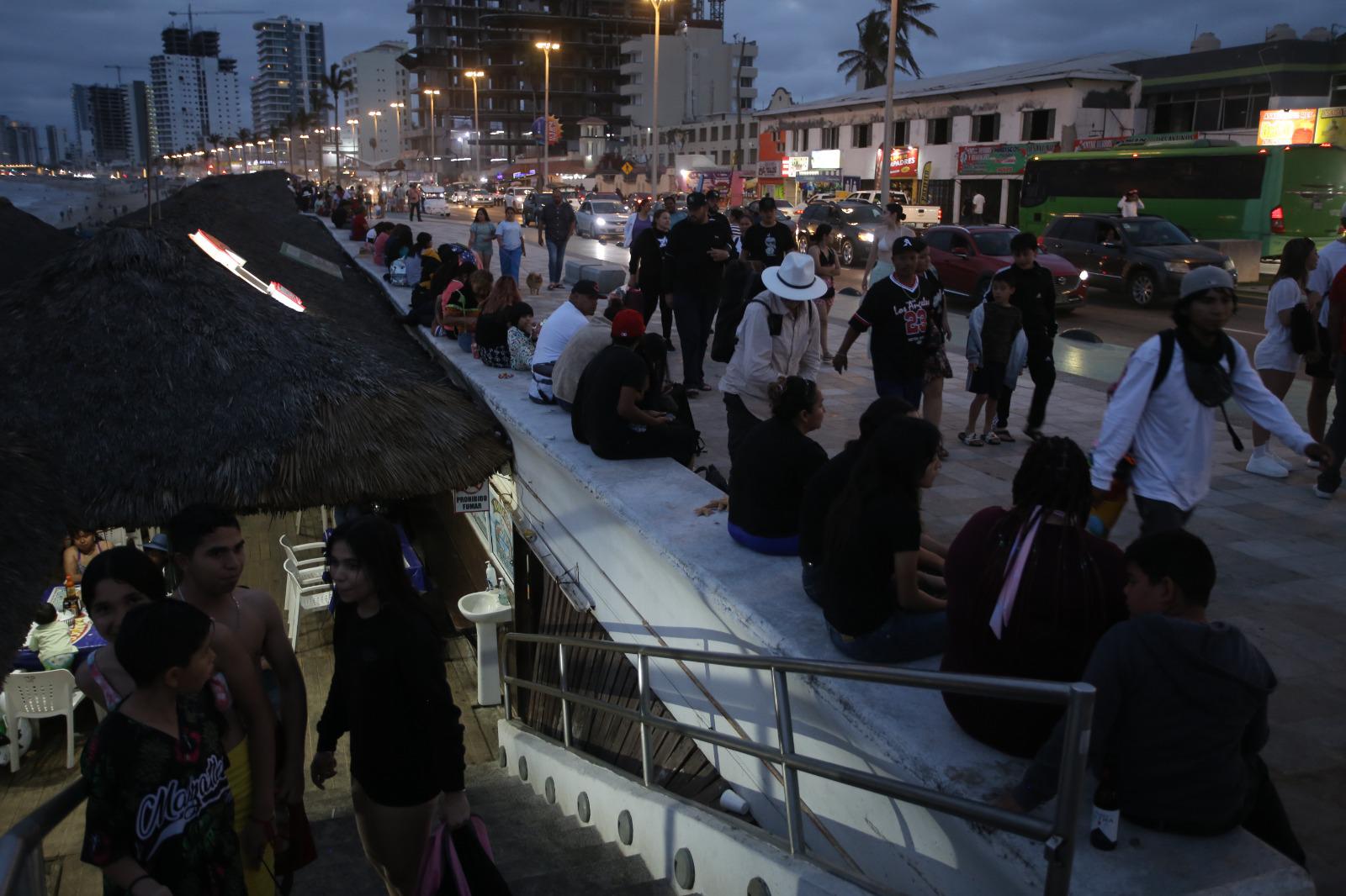 $!Se despiden bañistas de las playas de Mazatlán en Domingo de Pascua