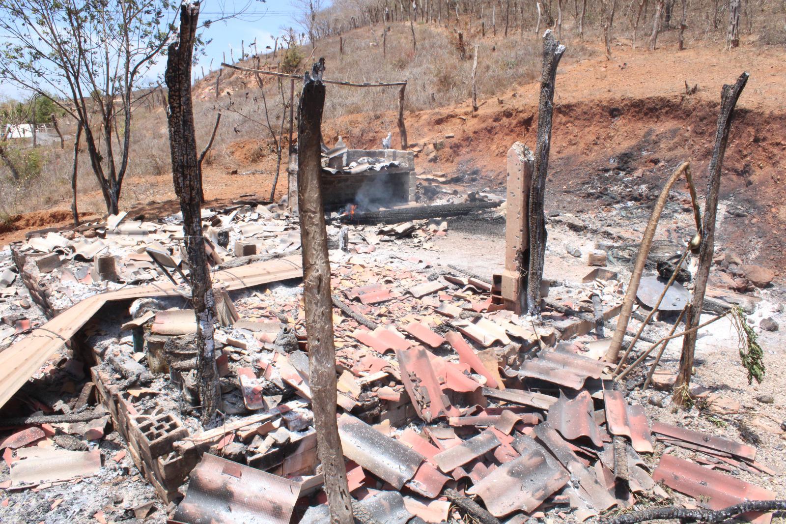 $!En invasión de Rosario denuncian robos, pero ladrones regresan y queman vivienda