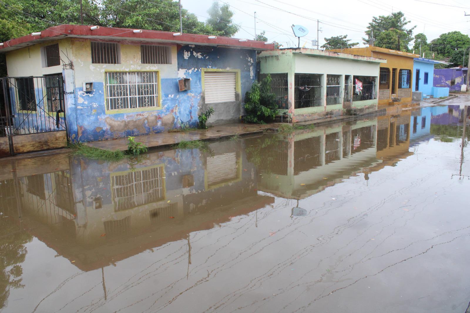 $!Se desbordan lagunas en Rosario e inundan viviendas