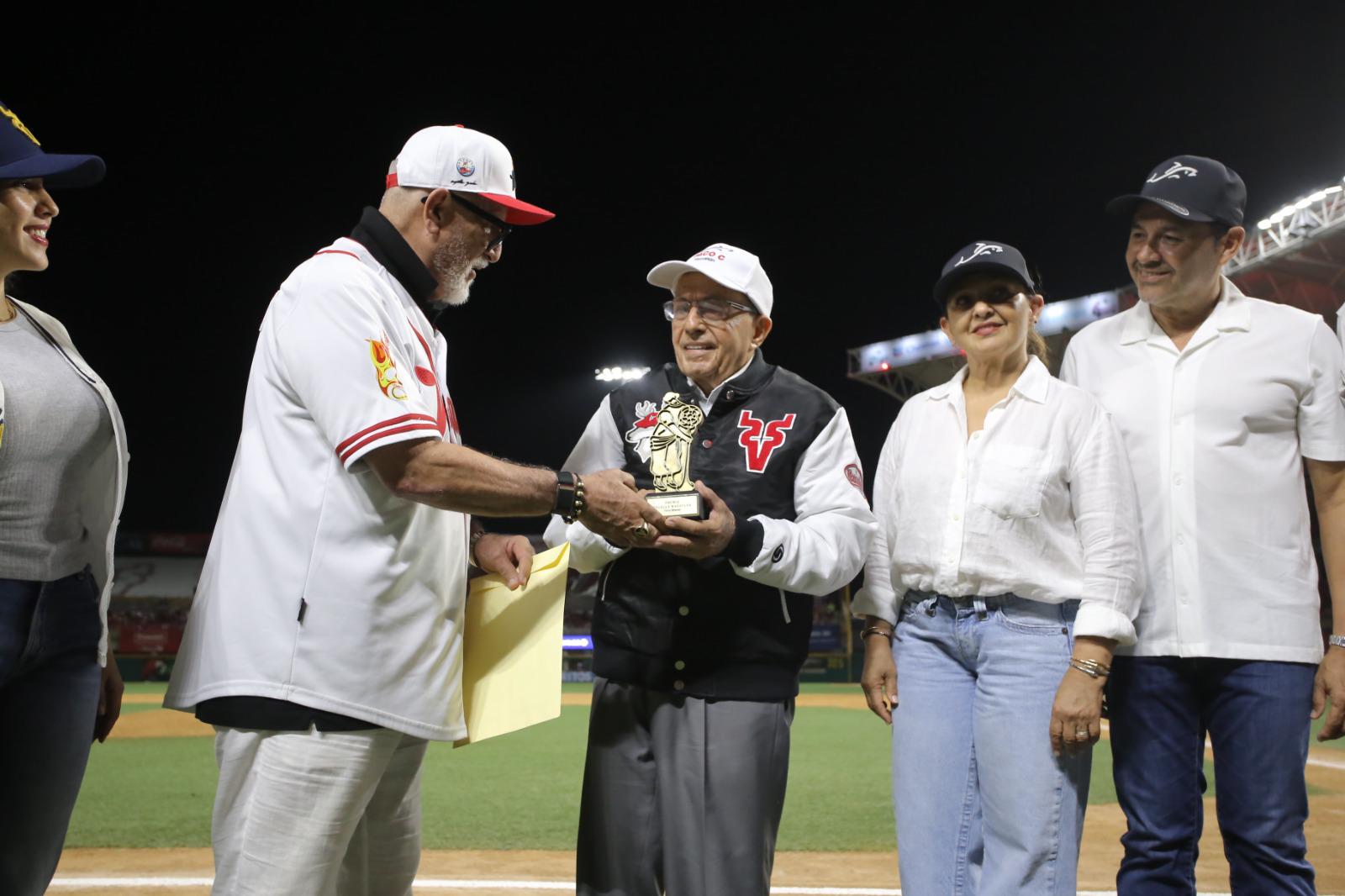 $!Recibe empresario Leovi Carranza Premio Orgullo Mazatlán 2025