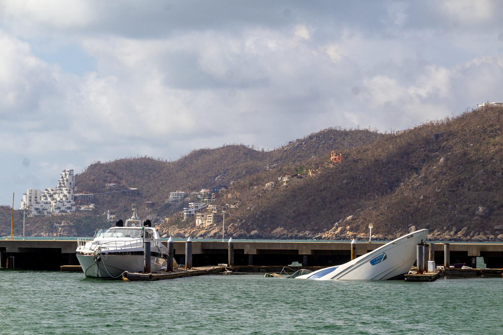 $!Un yate hundido en muelle de Puerto Marqués.