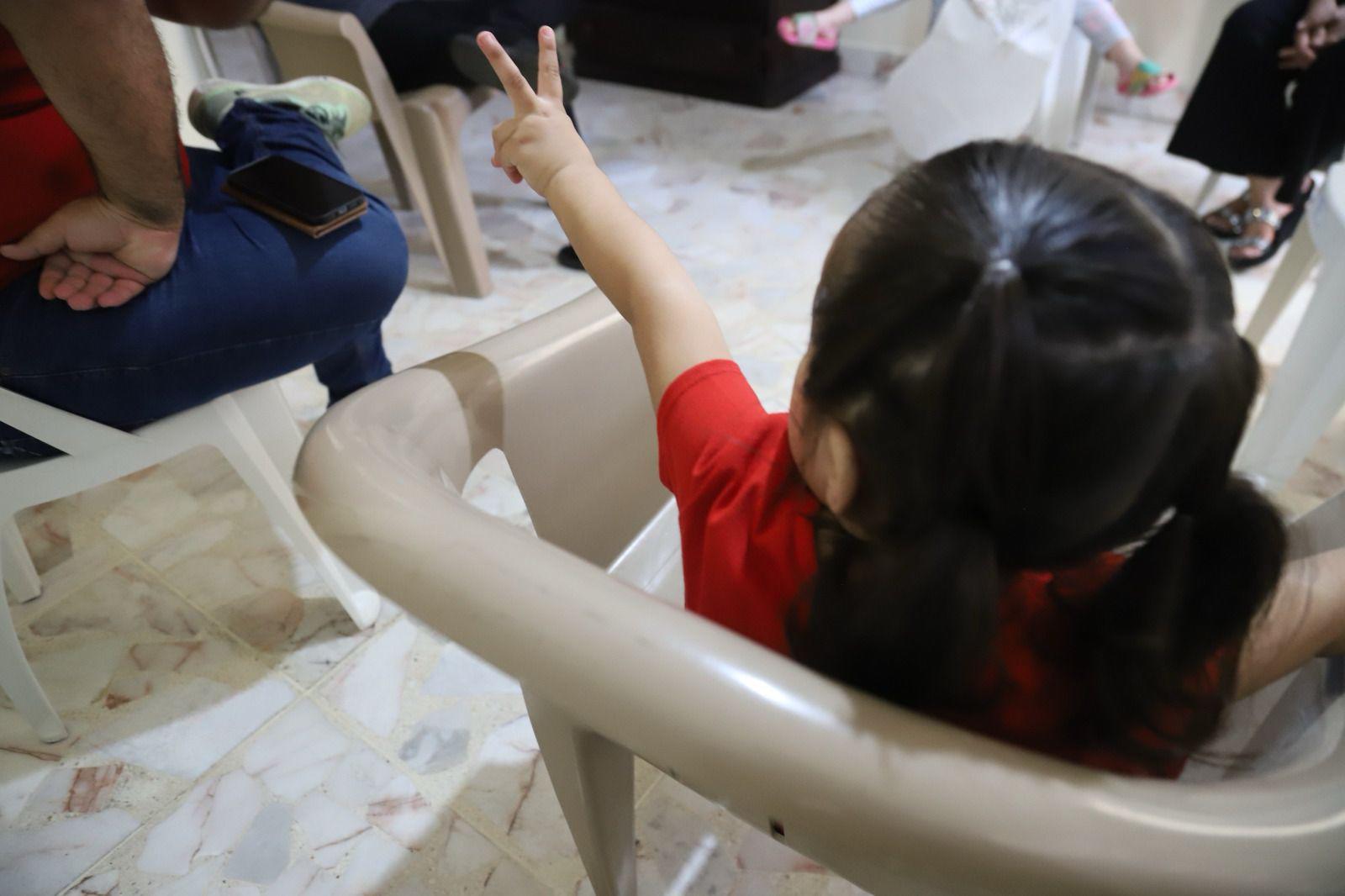 $!Entre colores y baile, Mia e Itzayana esperan con ilusión a los Reyes Magos