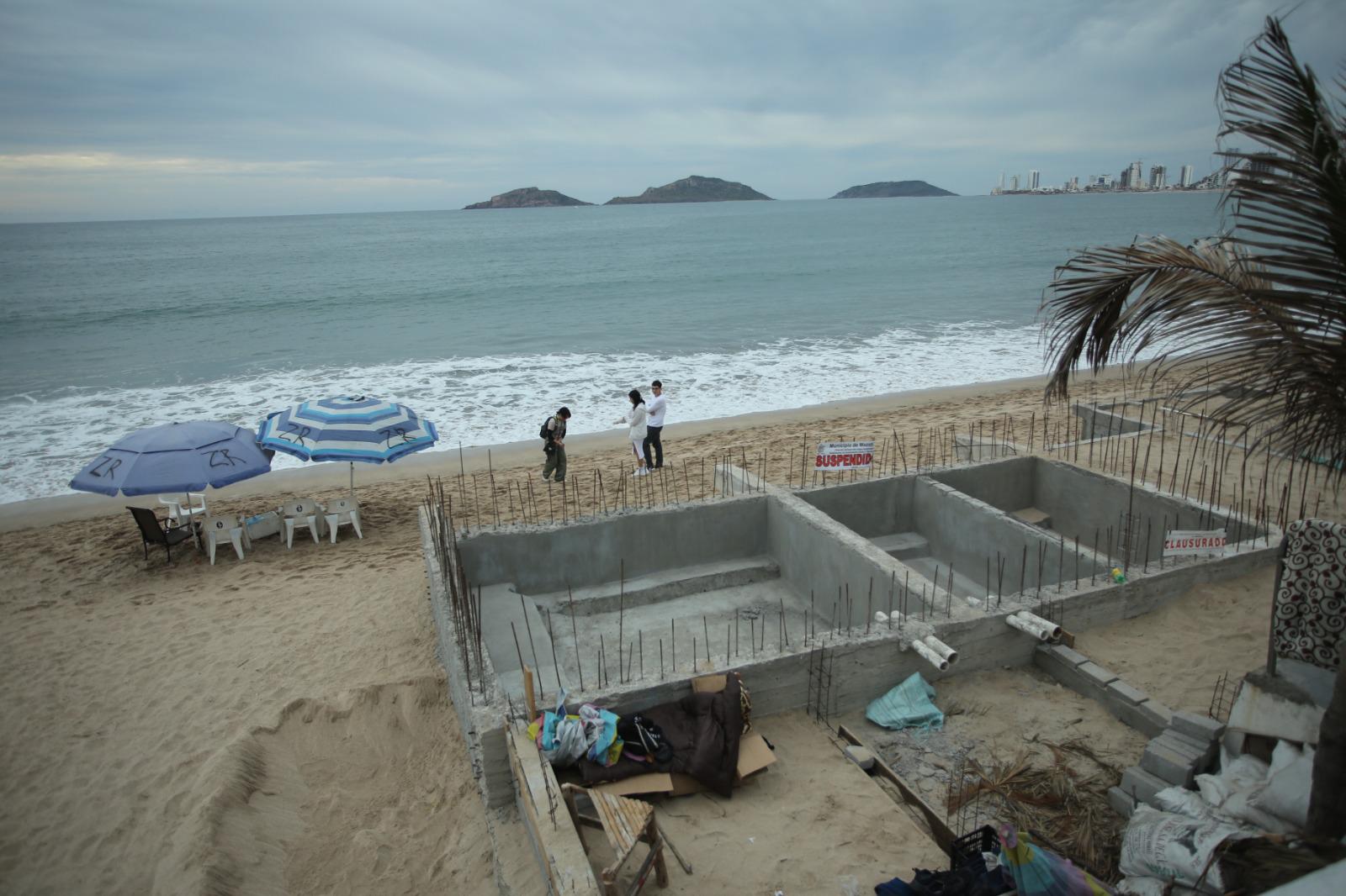 $!Advierte Alcalde que demolerán nuevamente palapa edificada sin permiso en Mazatlán