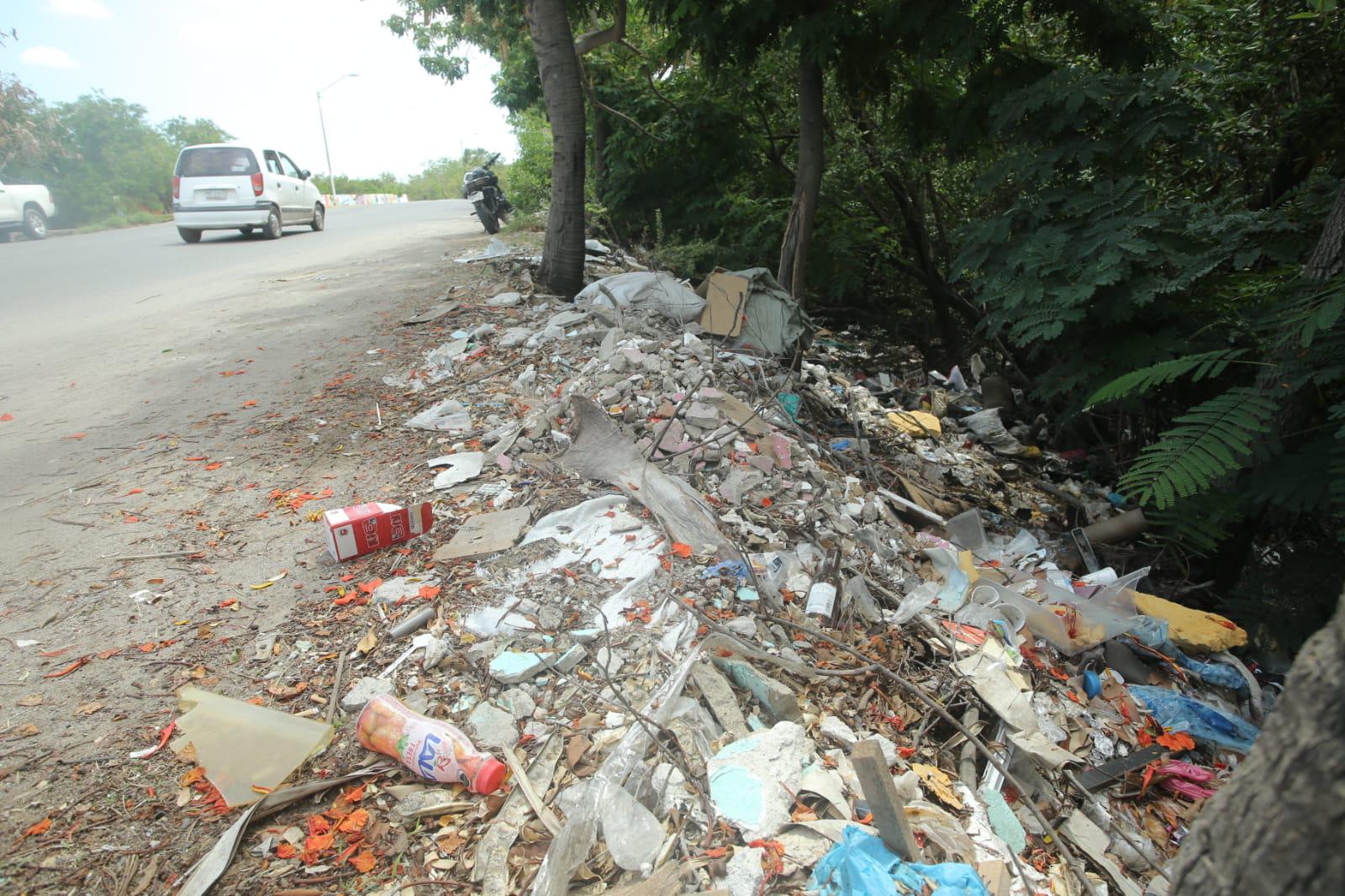$!Acaban de limpiar y... ¡otra vez! están llenos de basura los márgenes del Estero del Infiernillo