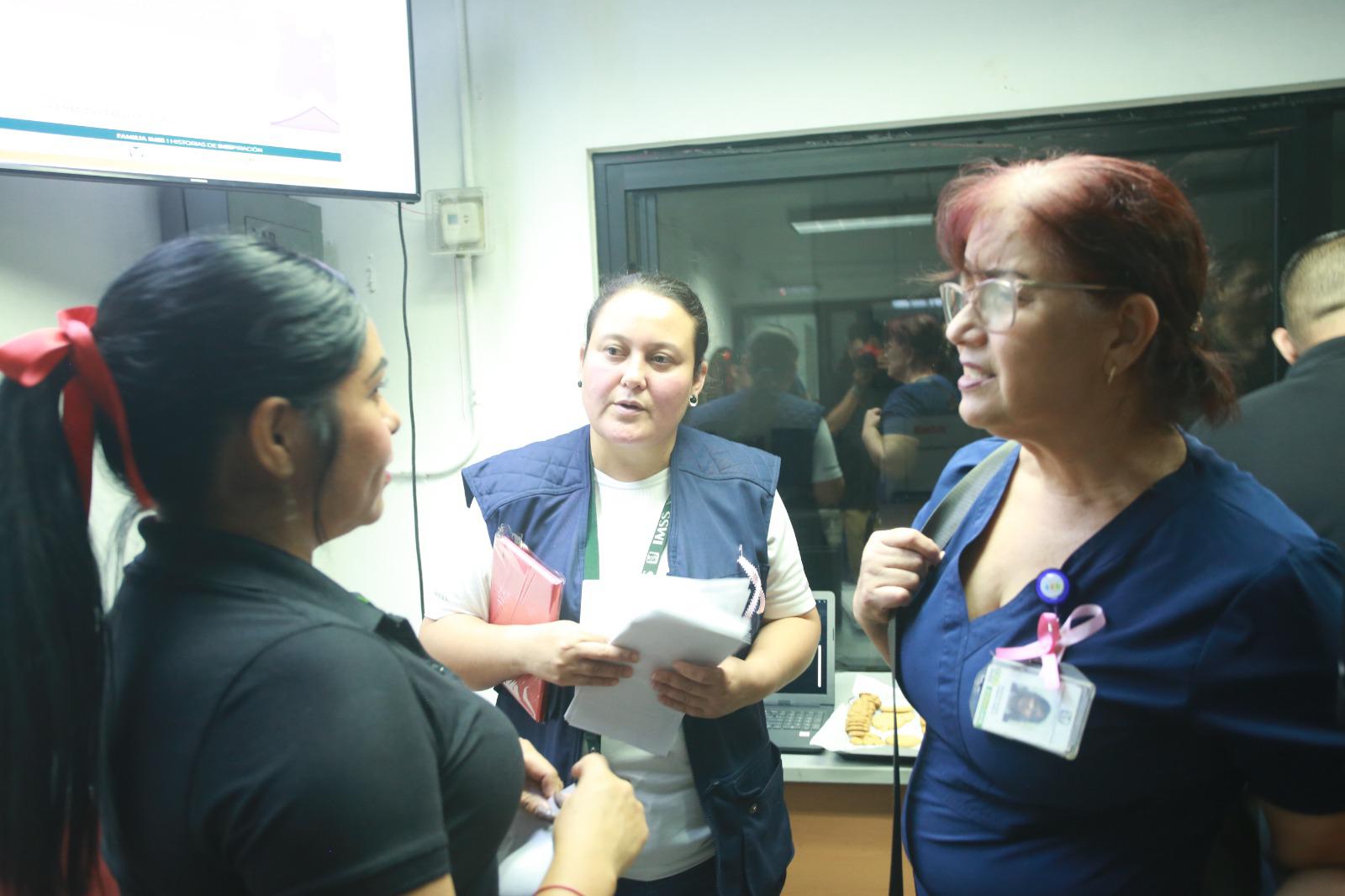 $!Los trabajadores de Noroeste comparten sus dudas con las expositoras.