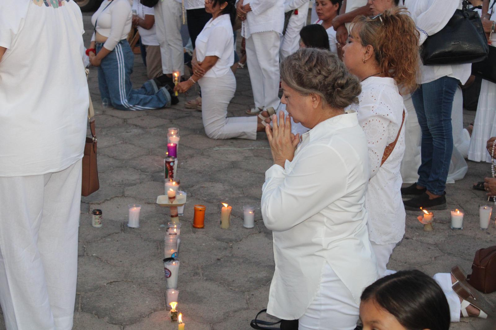 $!Marchan en Rosario y rezan por la paz de Sinaloa frente al Palacio Municipal